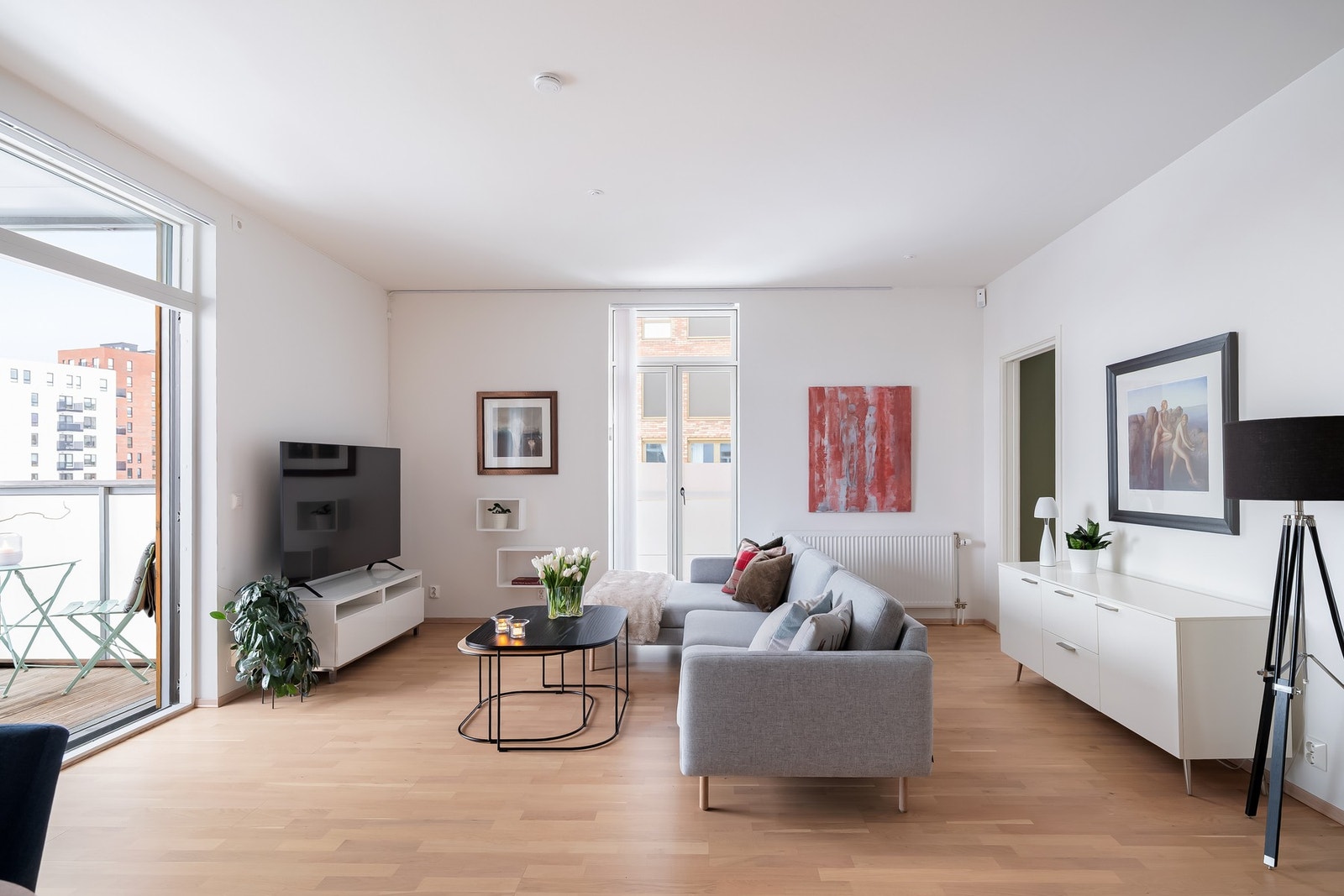 Her er det godt med naturlig lys fra generøse vindusflater fra to sider, noe som sammen med den gode takhøyden gir en lys og luftig romfølelse. Galleribilde