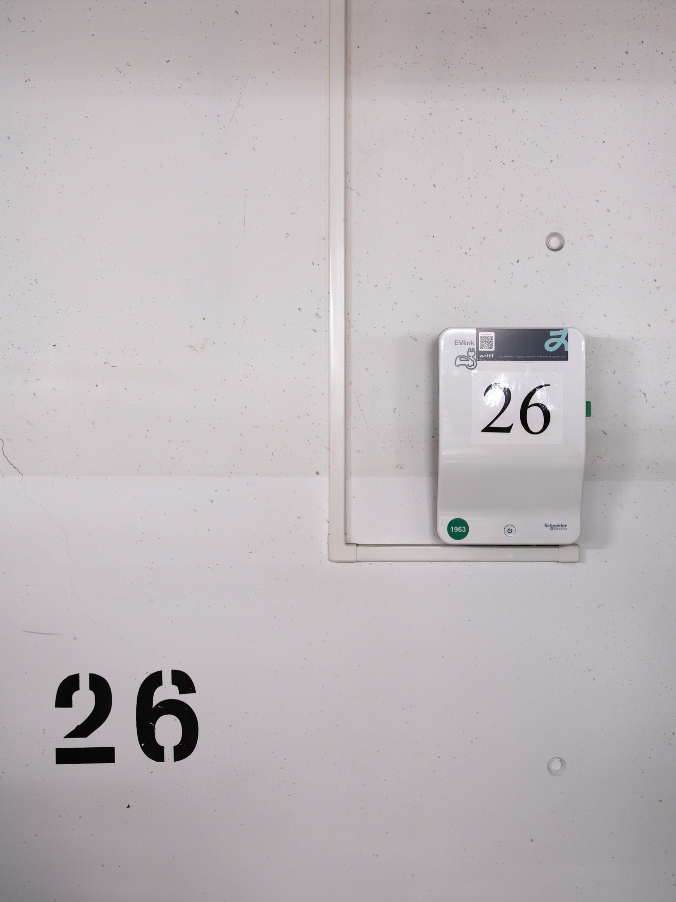 Det er montert lader til elbil. Galleribilde