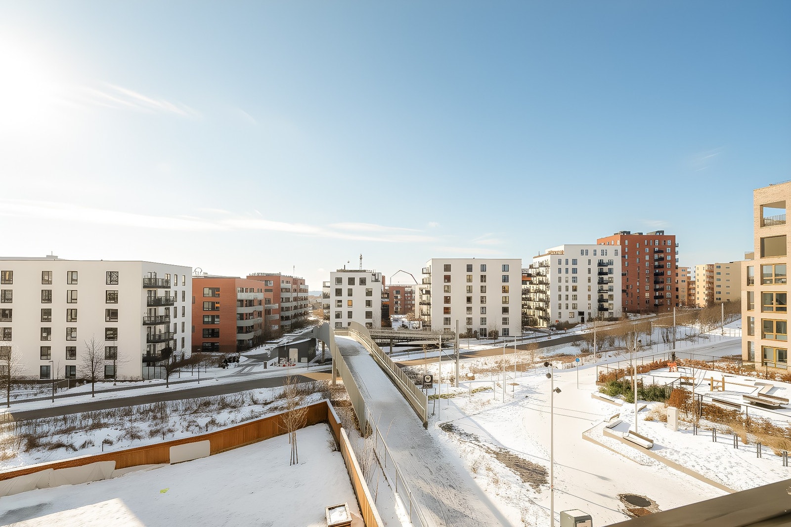 På solfylte sommerdager er det sol på balkongen fra rundt kl.12:30 og frem til rundt kl.20 ifølge nåværende eiere. Galleribilde