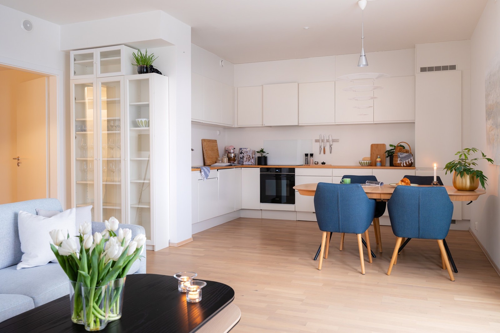 Naturlig plass til spisebord som gir et naturlig skille mellom stuen og kjøkkenet. Galleribilde