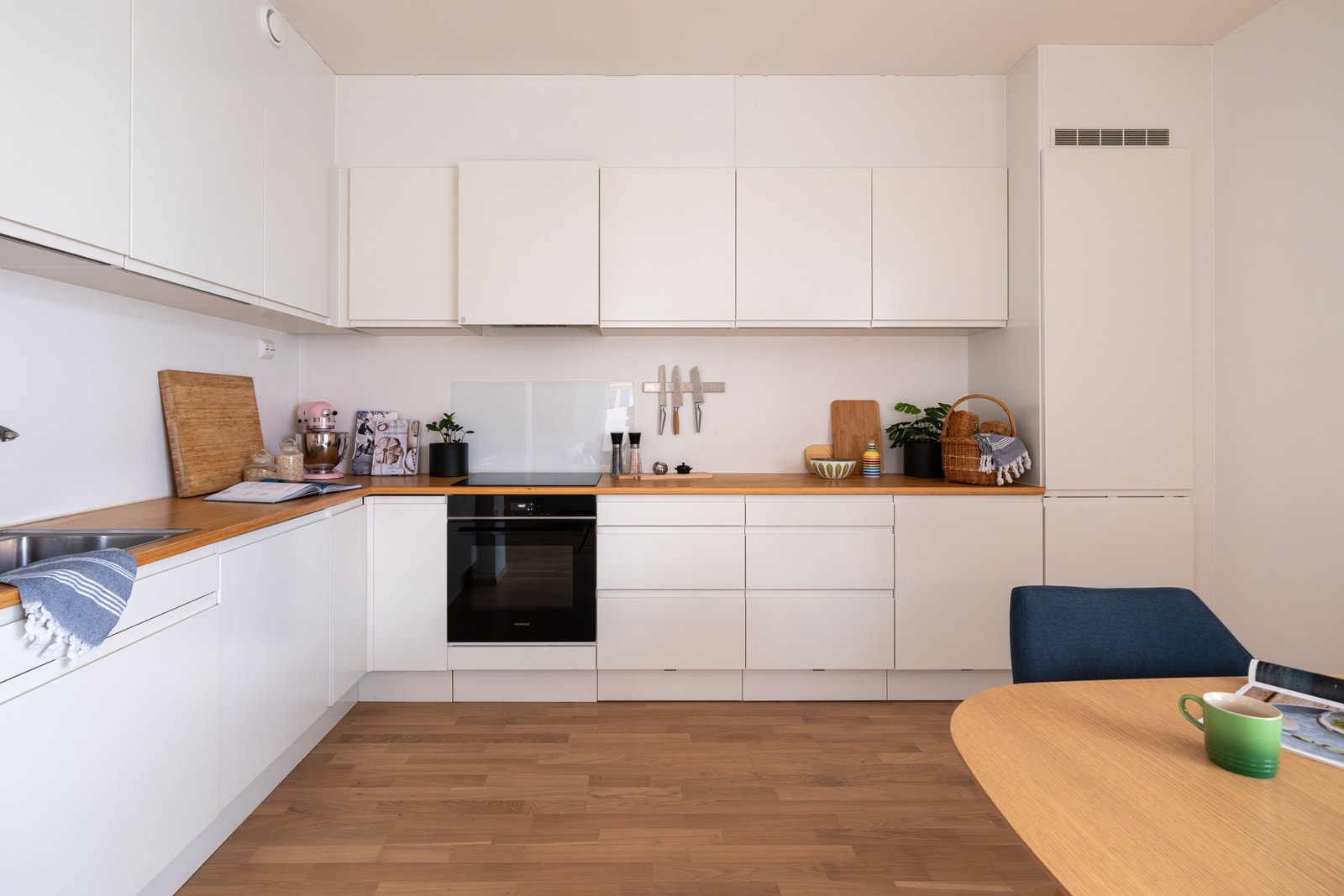 Av integrerte hvitevarer er det platetopp, stekeovn, oppvaskmaskin og kjøleskap - disse medfølger naturligvis ved salg. Galleribilde