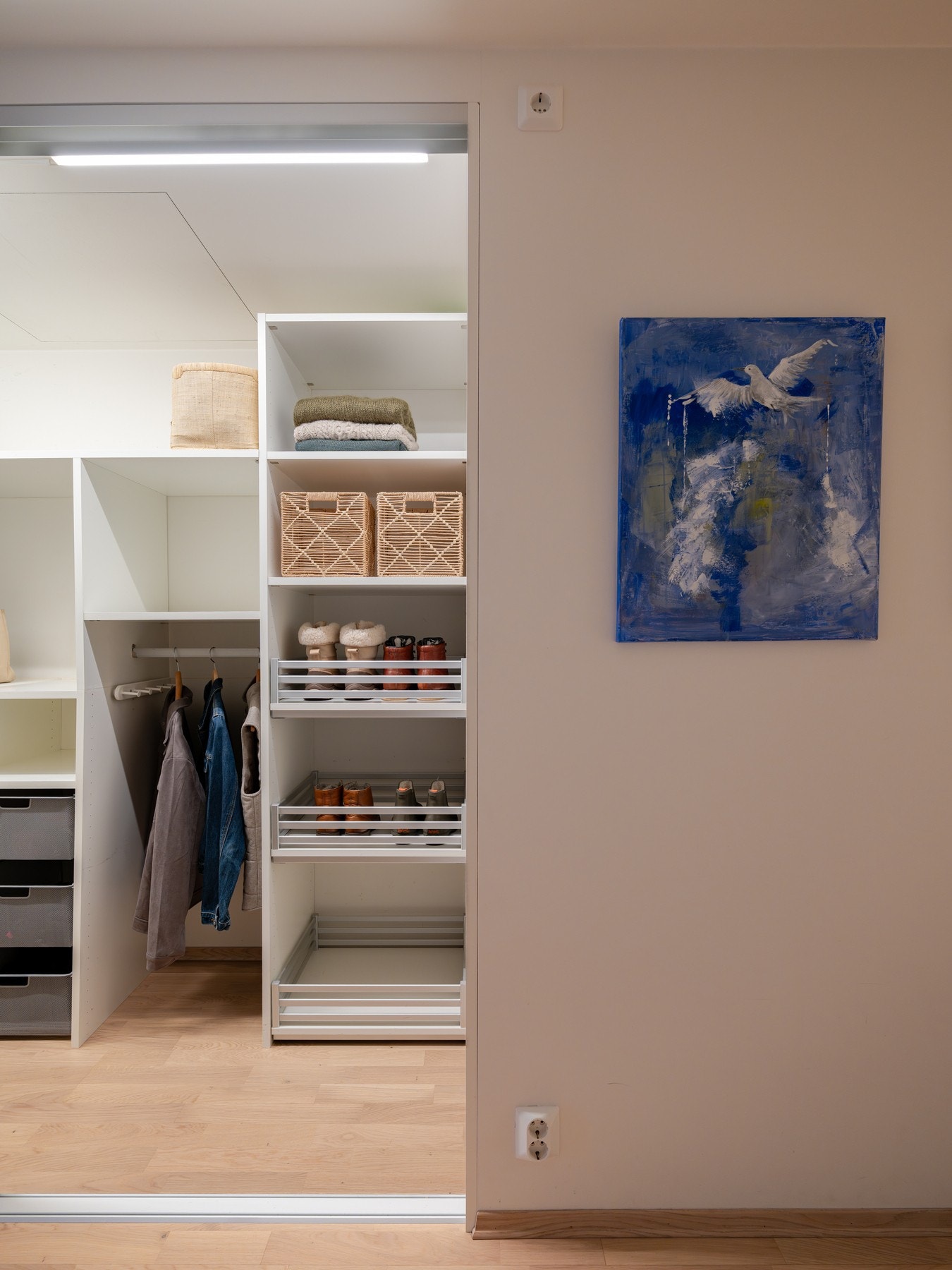 Det første som møter deg i leiligheten er en romslig og innbydende entré hvor det er god plass til å henge fra seg yttertøy og sette fra seg sko. Galleribilde