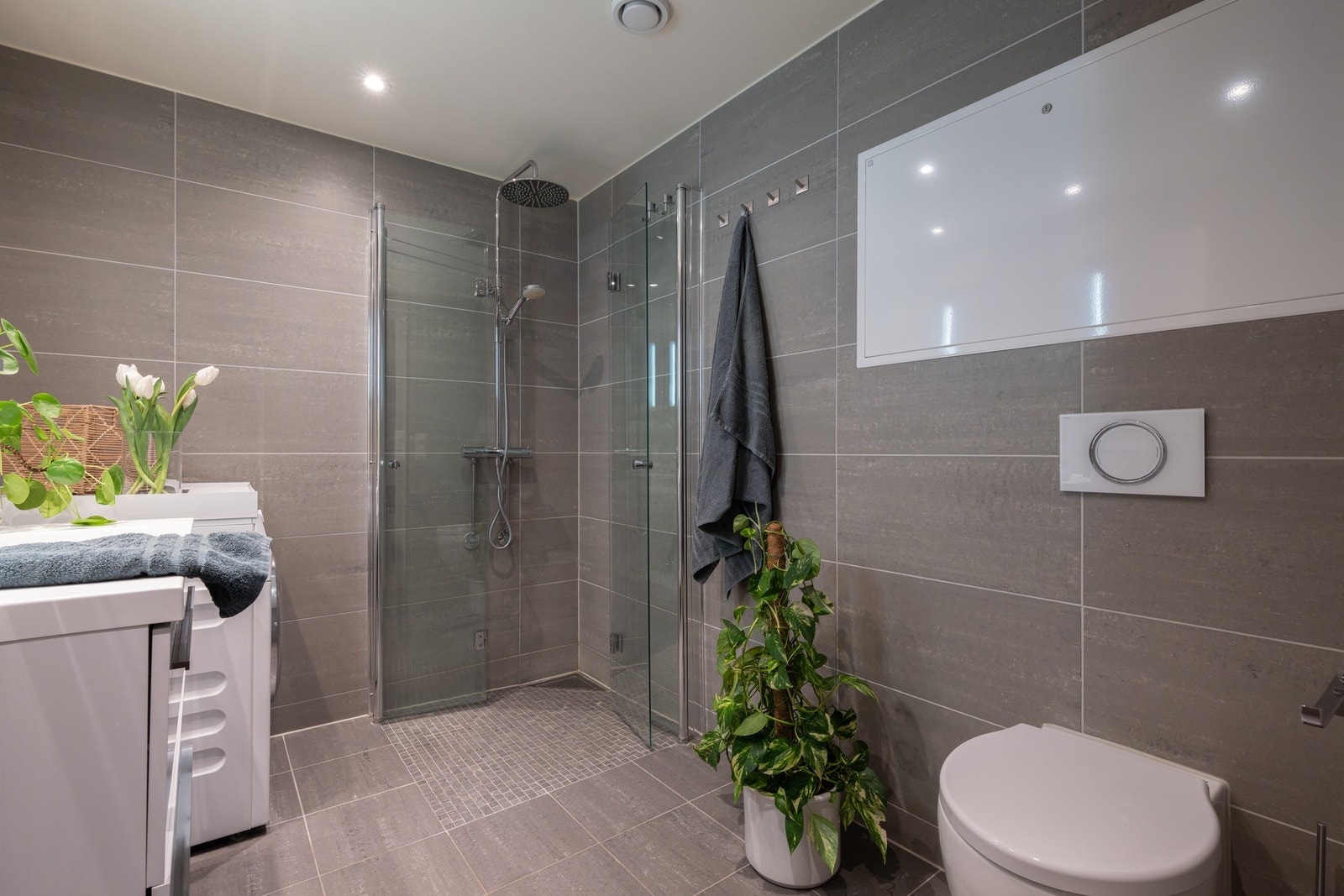 Hovedbadet er utstyrt med innredning med to skuffer, ovenpåliggende servant, samt speil med belysning. Galleribilde