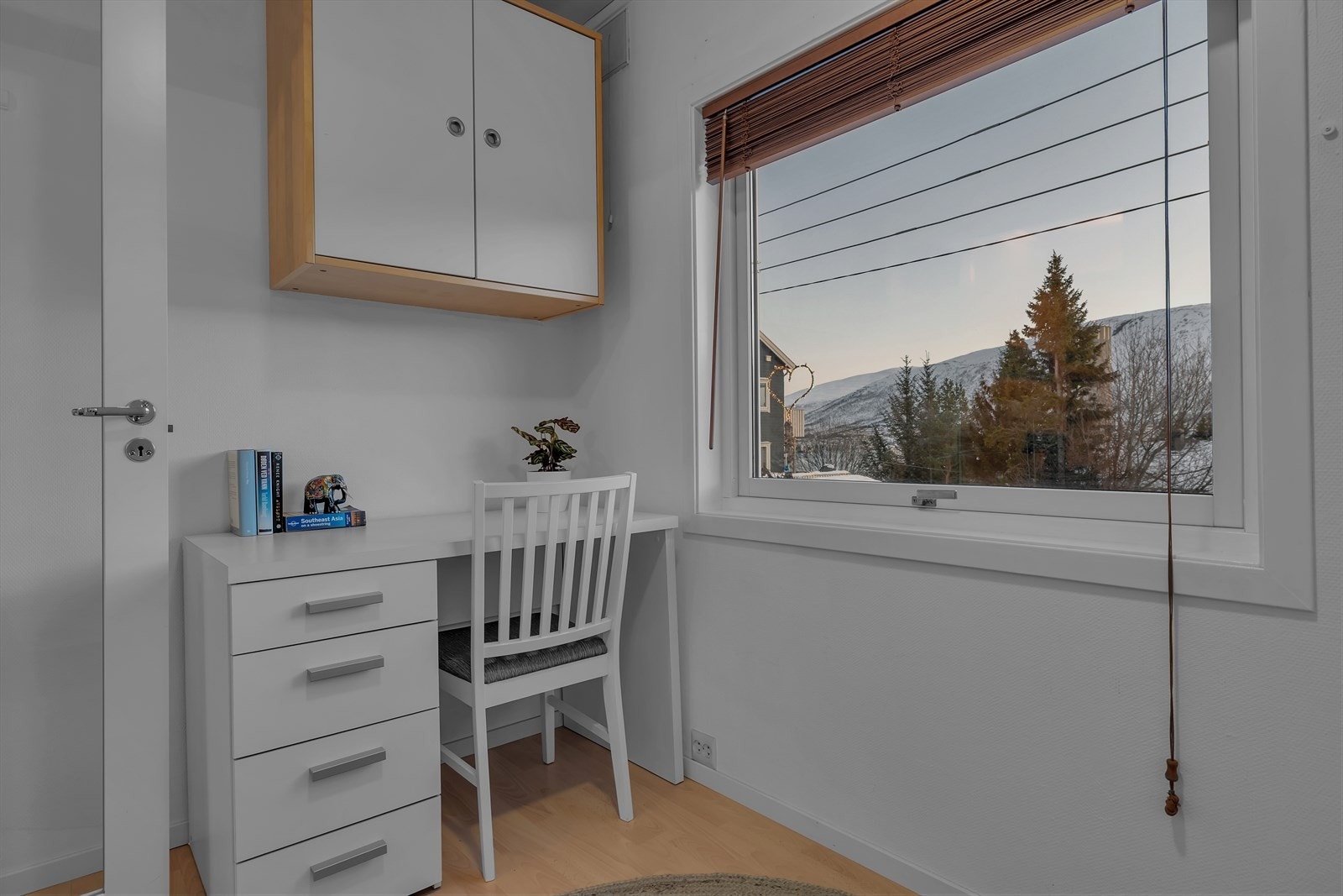 Rommet har 2 vinduer som slipper inn mye lys. Galleribilde