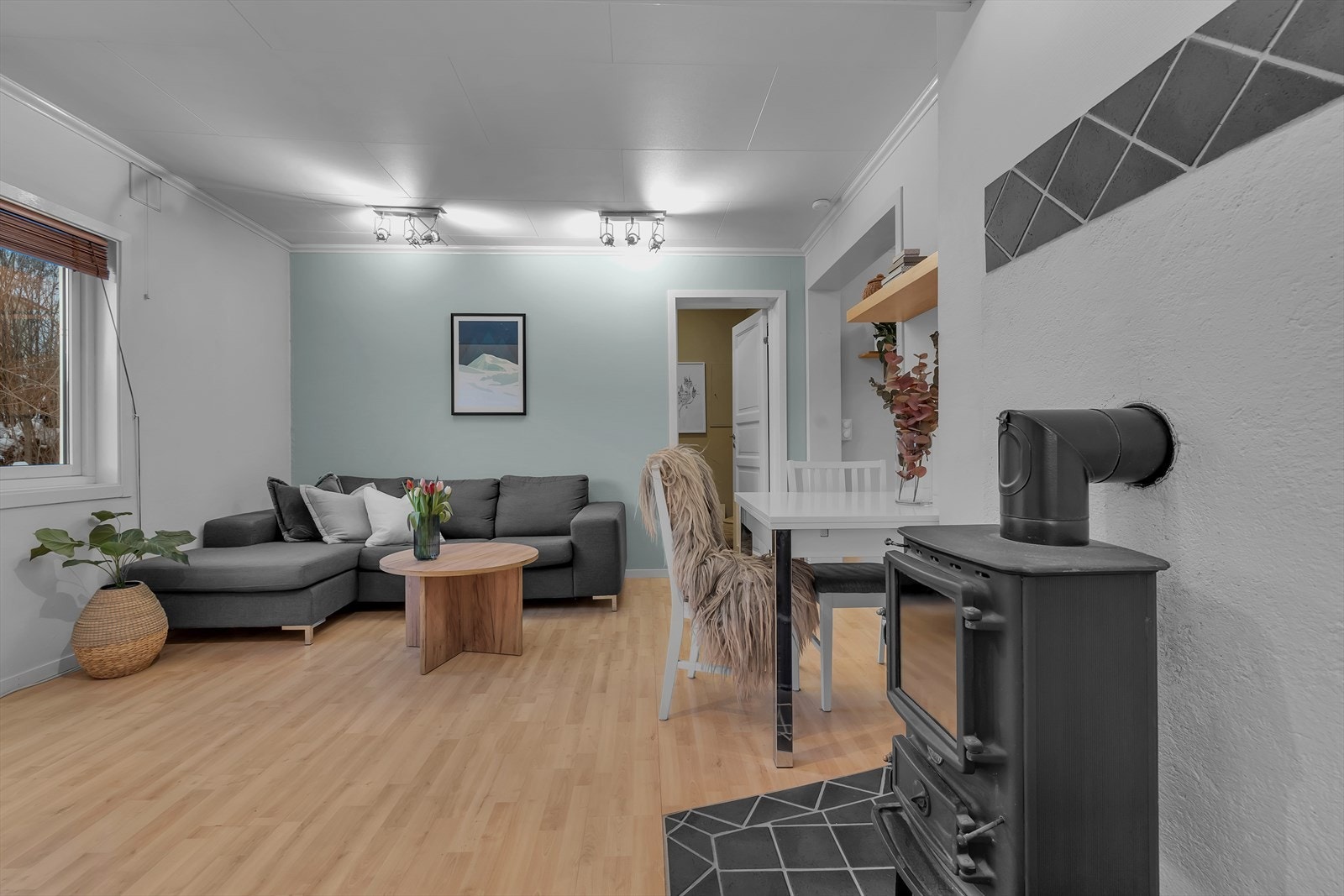 Montert vedovn sentralt i stuen. Galleribilde