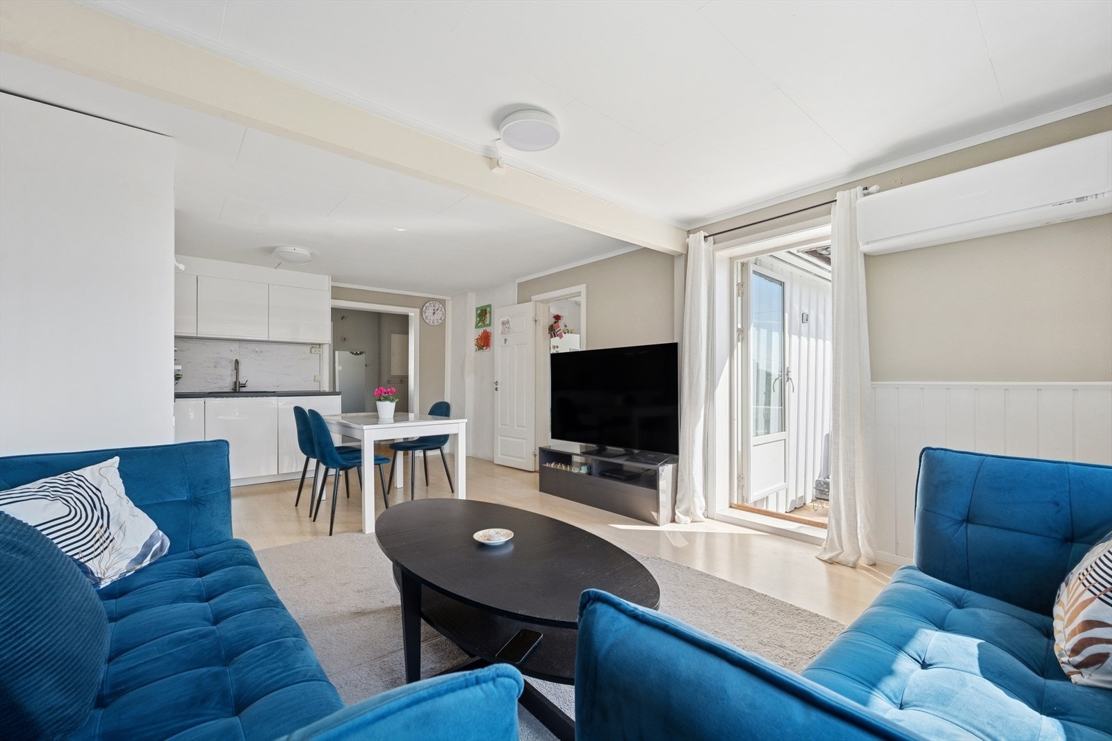 Stue og kjøkken er i en åpen løsning som bidrar til et sosialt og hyggelig oppholdsrom. Galleribilde