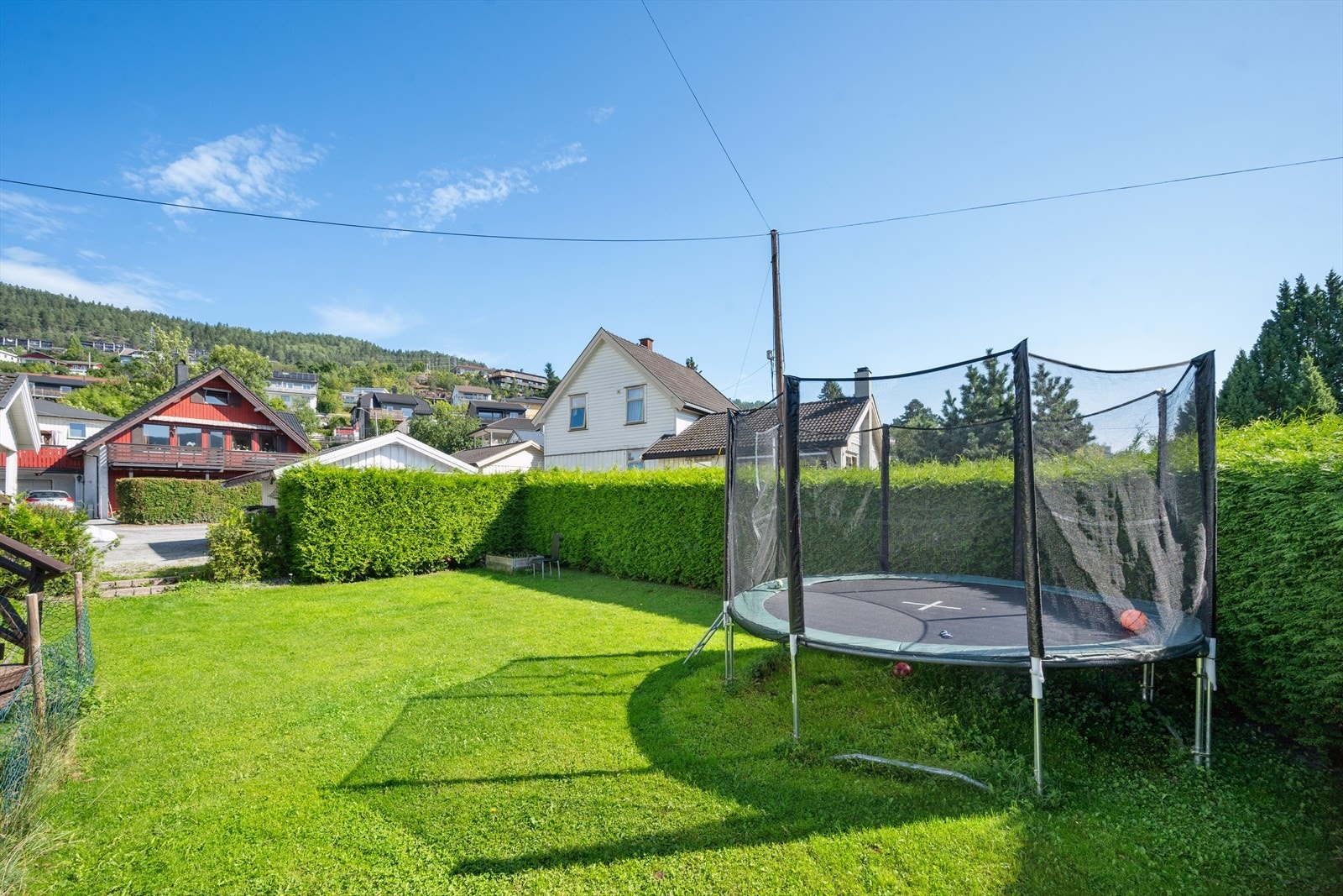 Hagen disponeres sammen med alle 3 boenhetene i Åslyveien. Felles gressklipper for beboerne. Galleribilde