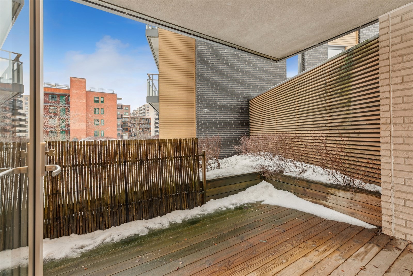 Balkongen er overbygget og har et areal på ca. 13 kvadratmeter. Galleribilde