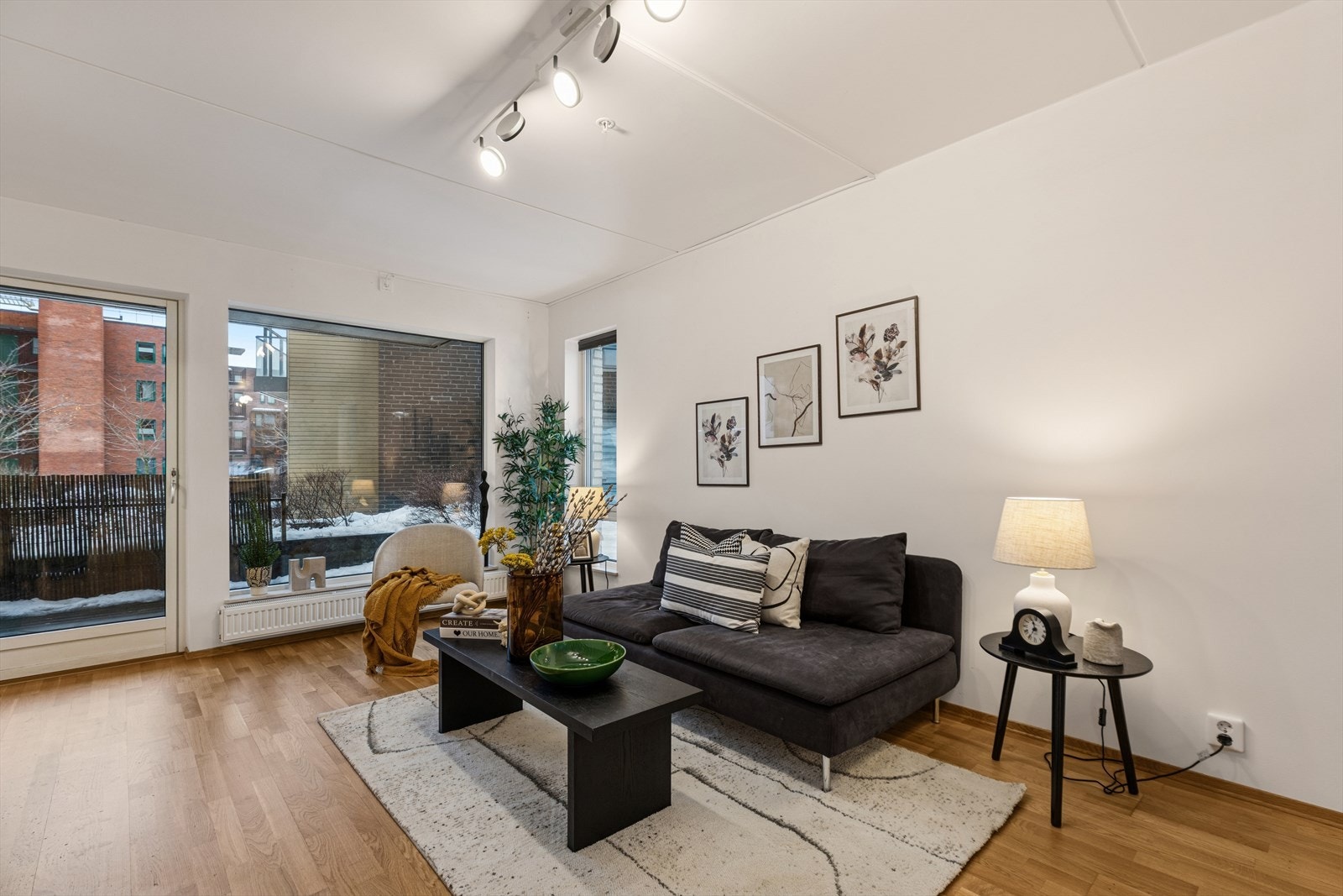 Her er det generelt god standard og praktisk planløsning som inneholder entré, stue/kjøkken, bad, tre soverom og en innvendig bod. Galleribilde