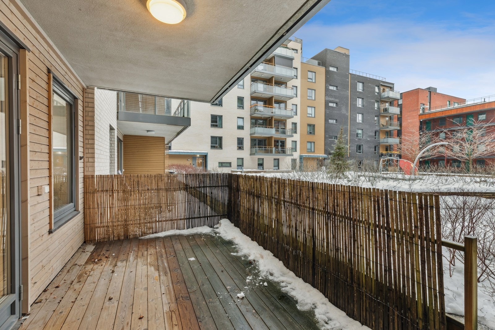 Fra stuen er det utgang til en solrik, vestvendt balkong. Galleribilde