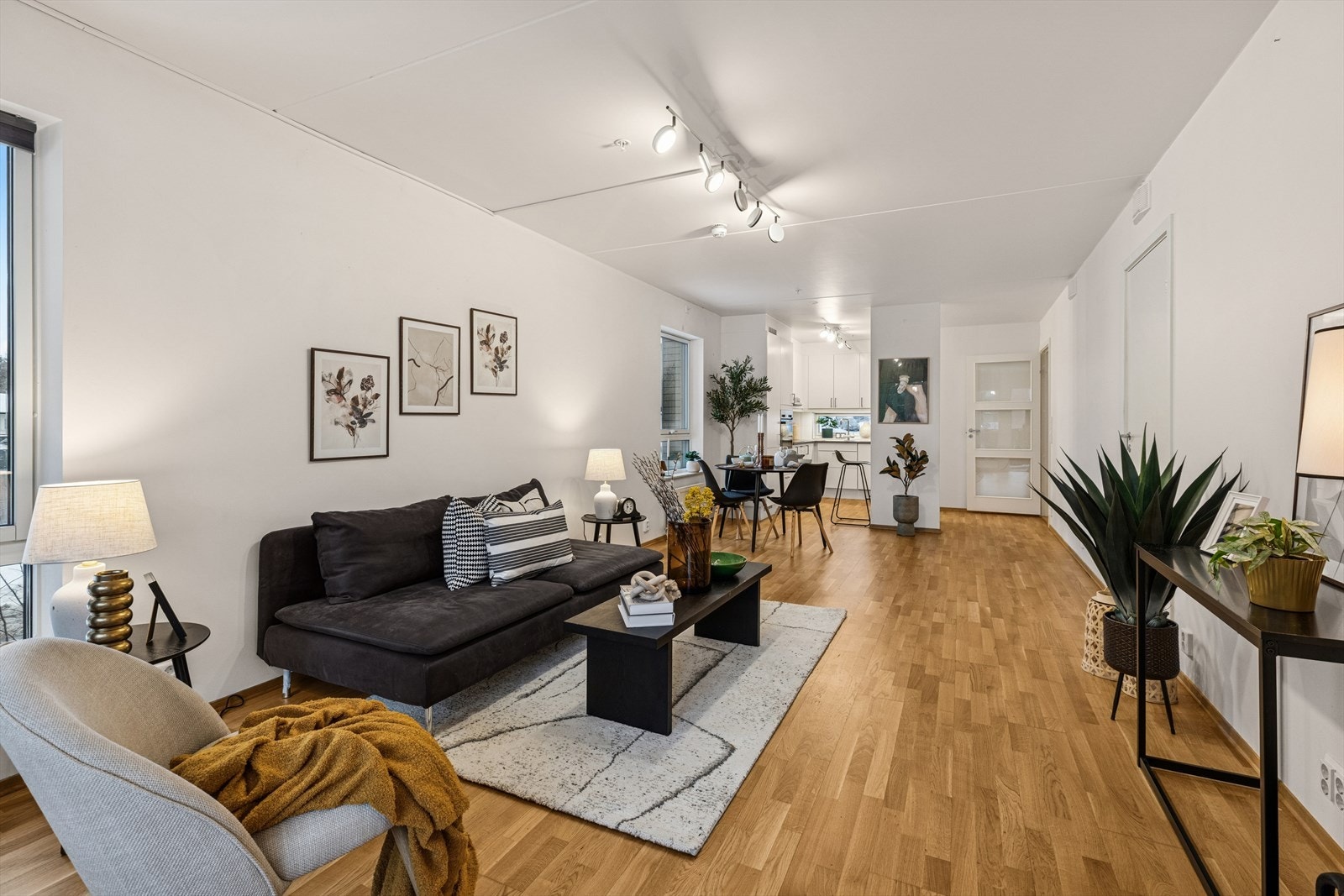 Lys og moderne 4-roms endeleilighet på Finstadjordet i Lørenskog. Galleribilde