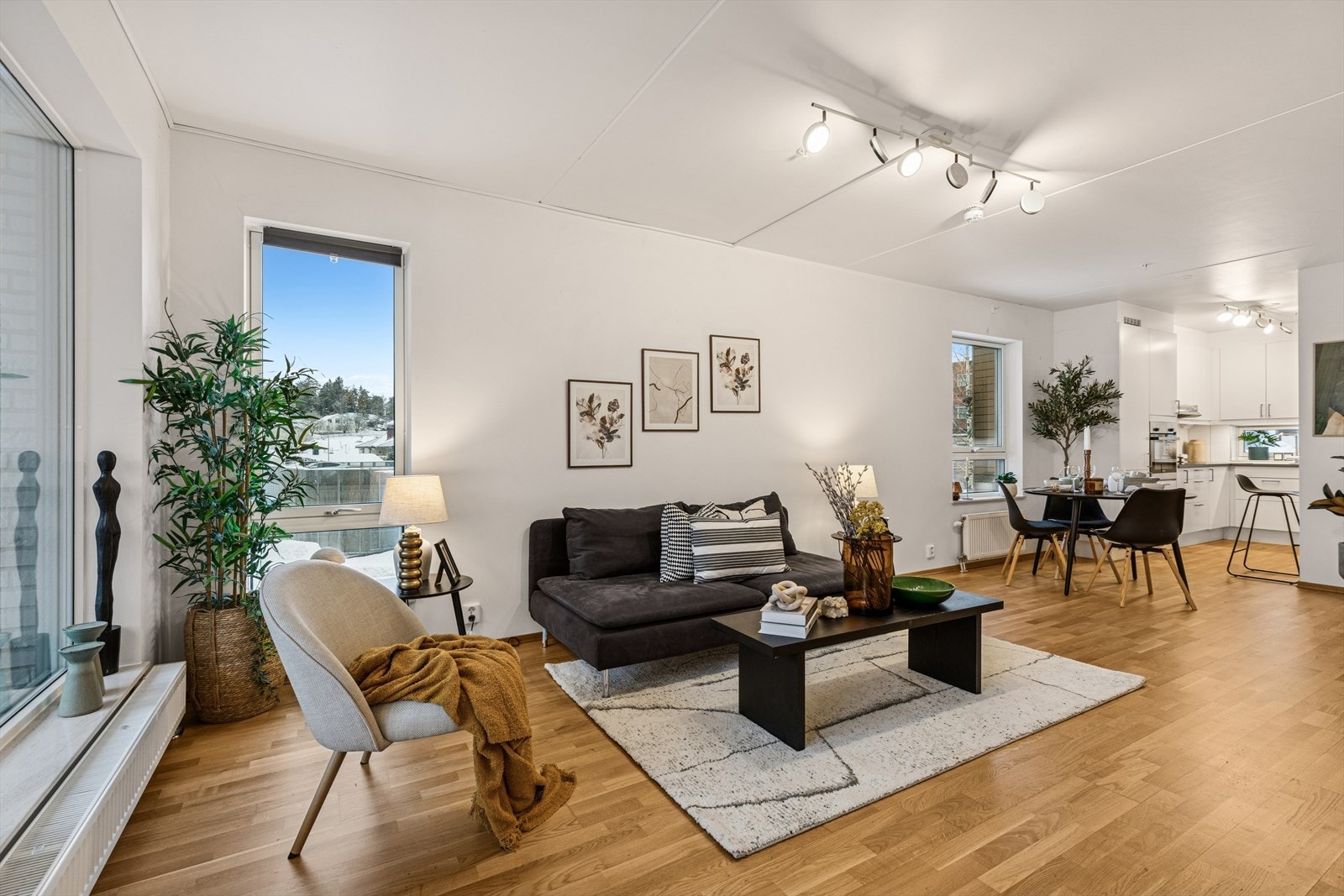 Leiligheten ligger fint til i 2. etasje i et moderne boligbygg fra 2019, og har heisadkomst. Galleribilde