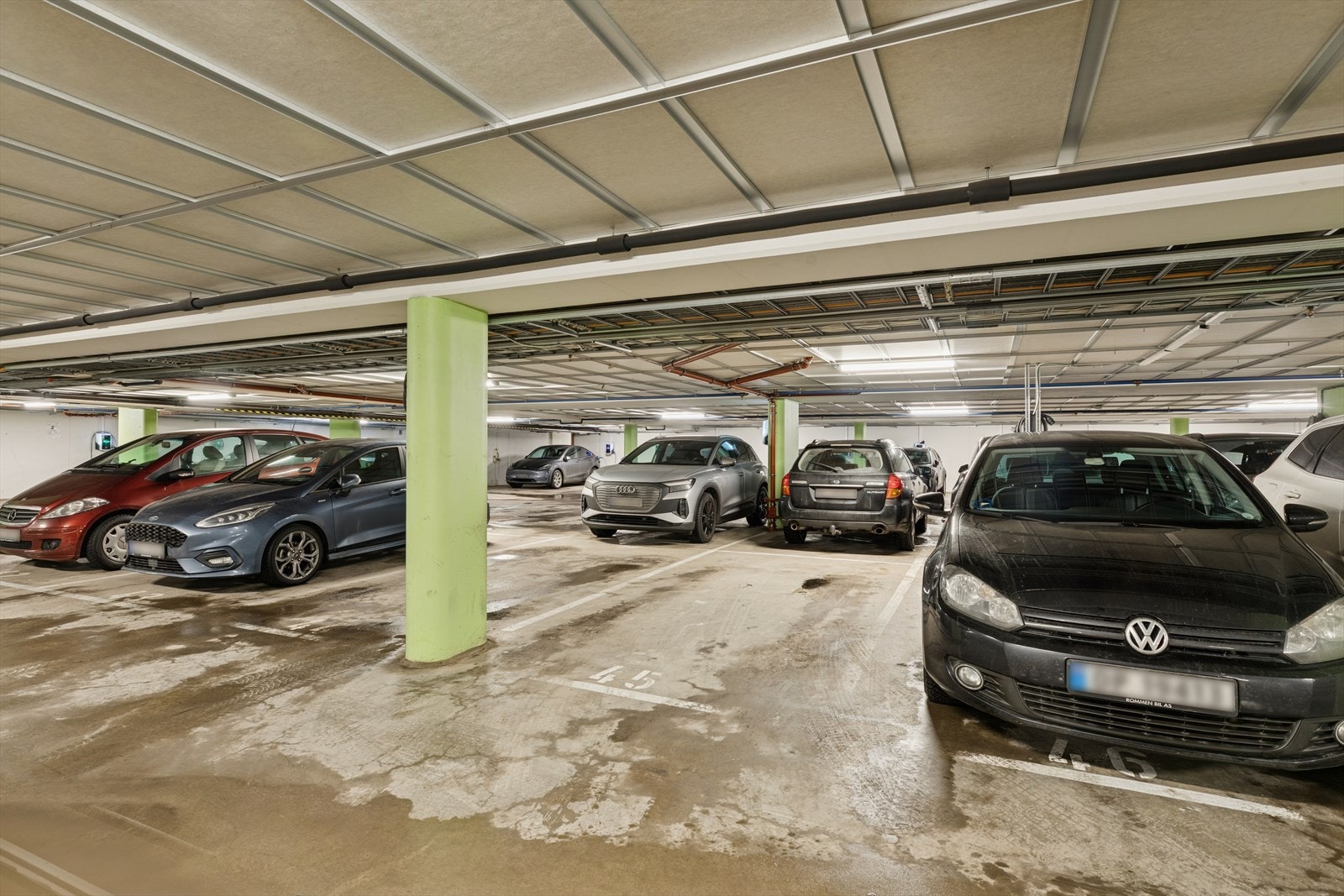 Fast garasjeplass i felles garasjeanlegg. Galleribilde