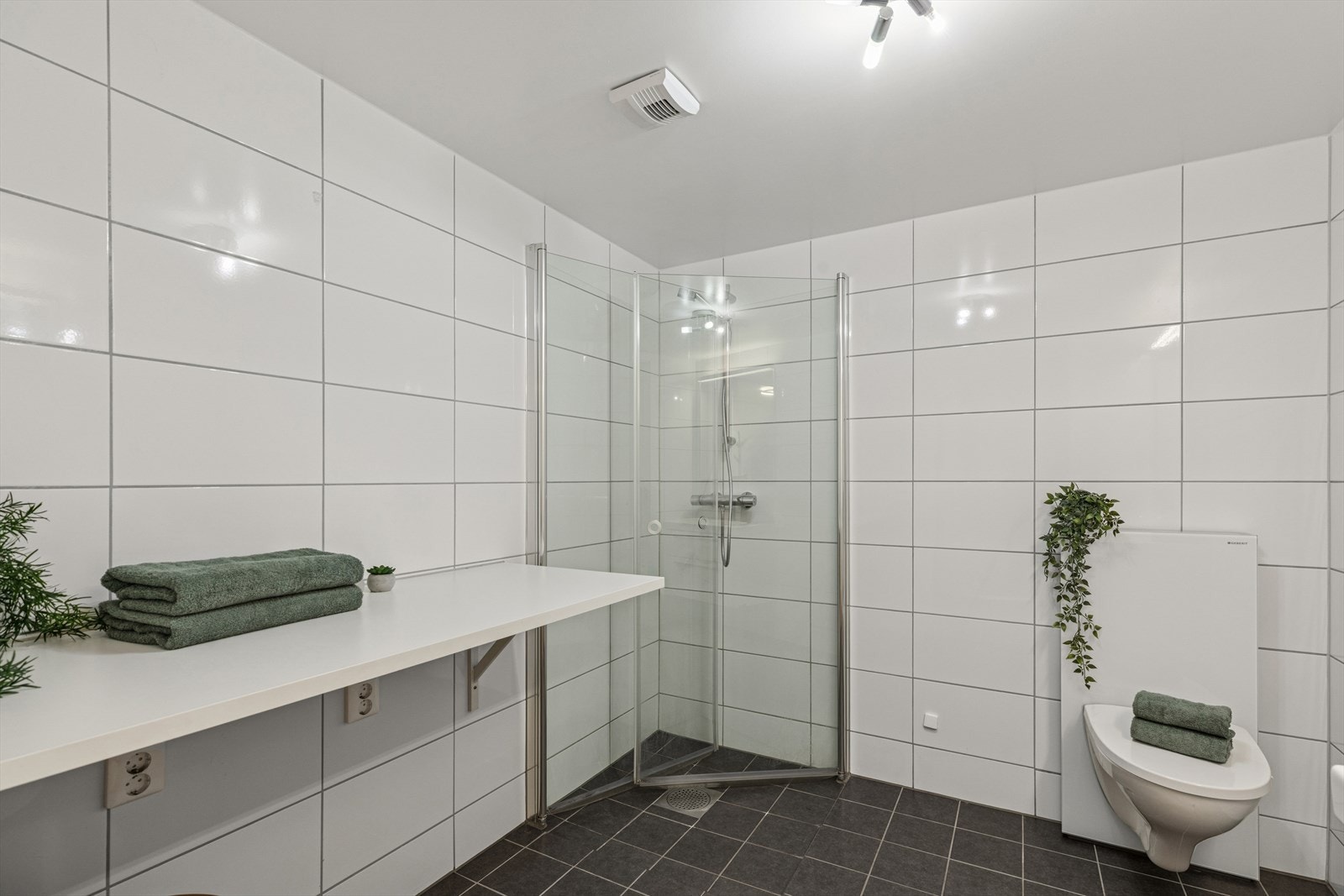 Baderommet har opplegg for vaskemaskin og tørketrommel. Galleribilde