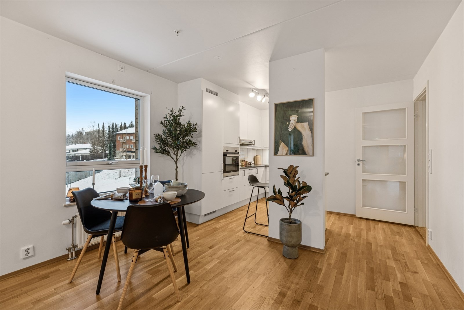 Stue og kjøkken er utført i åpen løsning. Galleribilde