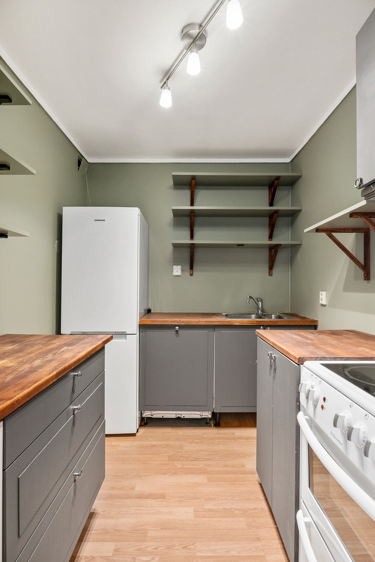 Kjøkkenet ligger praktisk til med åpning mot stue del. Galleribilde