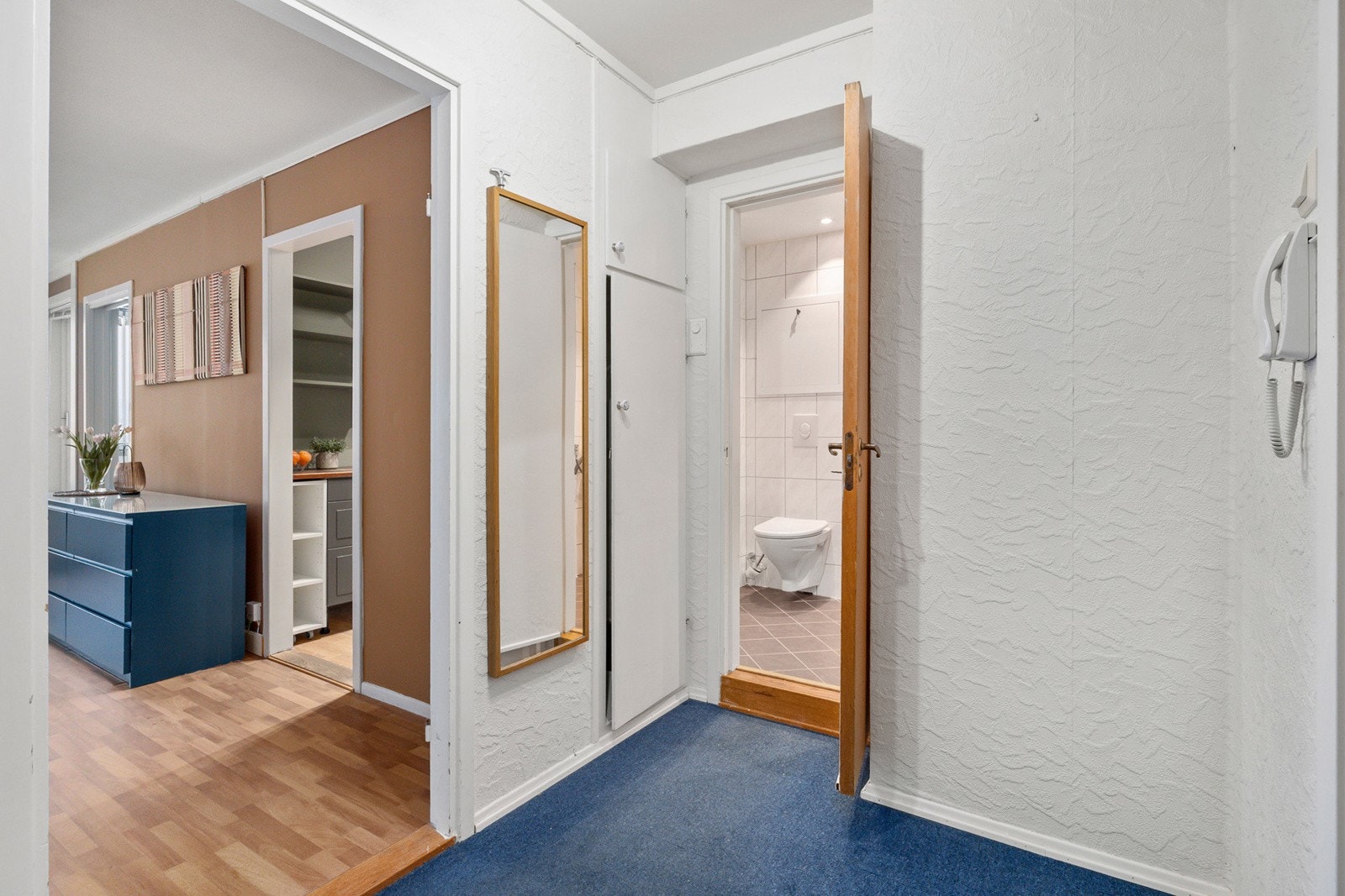 Romslig og lys entré. Leiligheten disponerer bod i underetasjen. Oppgradering av elektrisk anlegg, som innebar bytte av hovedsikring og jordfeilautomat, ble utført av elektriker i 2024. Galleribilde