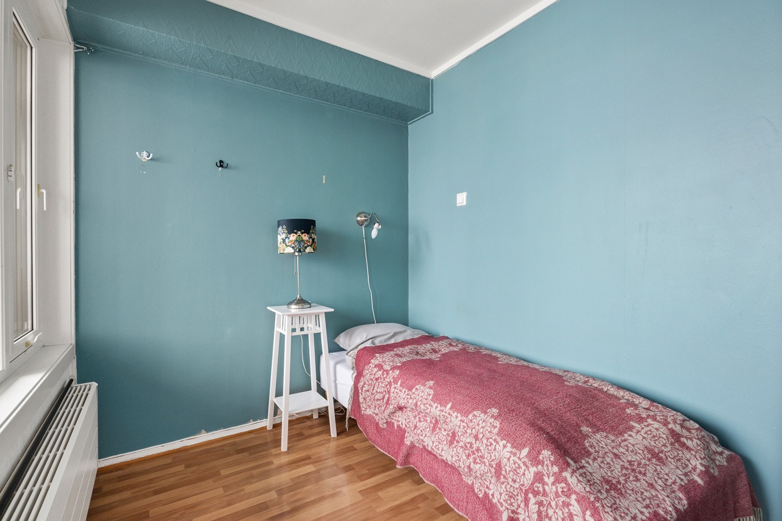 Luftig soverom med plass til seng og nattbord. Galleribilde