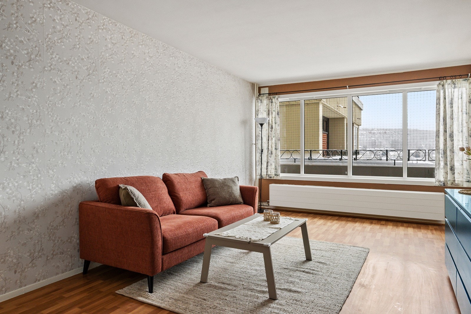 Stuen har store vindusflater som gir godt med lysinnslipp. Leiligheten er tilknyttet fjernvarme med radiatorer og har sentral varmtvannsberedning via fellesanlegg. Galleribilde