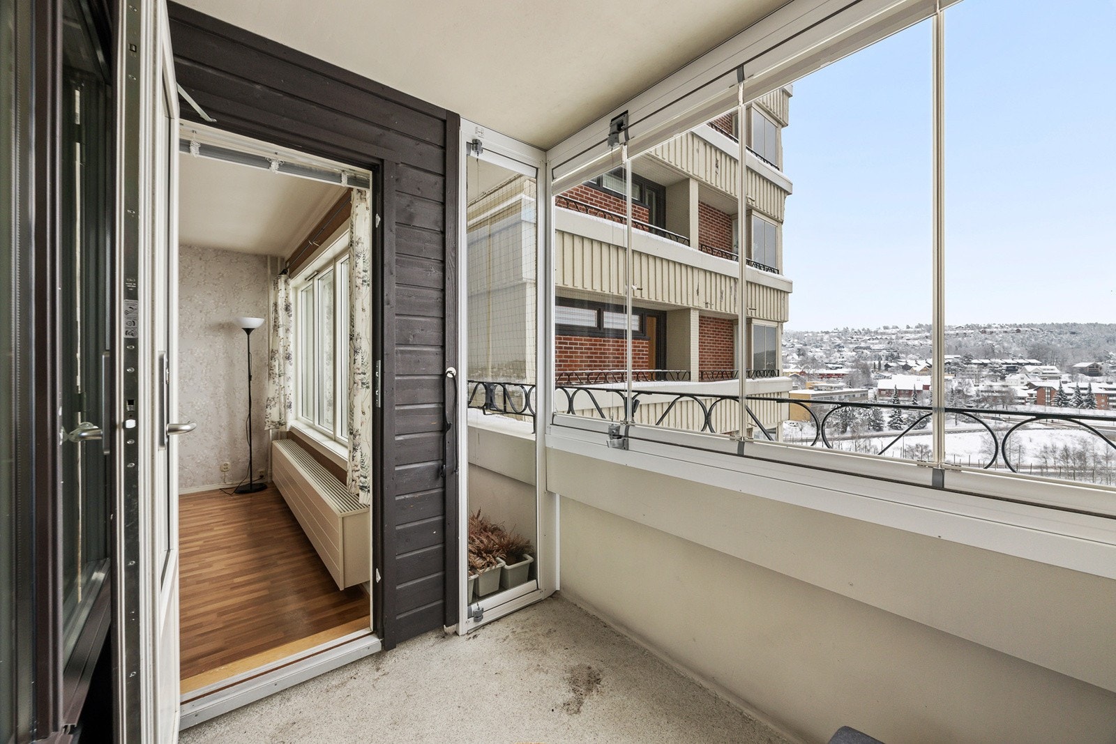 Fra stuen er det utgang til sydøstvendt balkong. Galleribilde