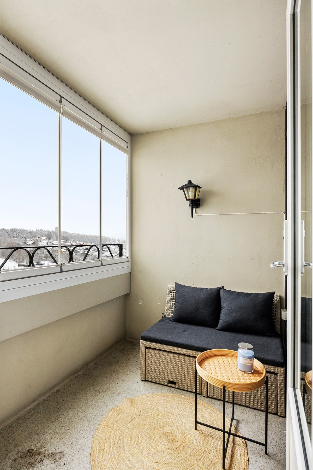 Balkongen har plass til en liten sittegruppe med bord. Galleribilde