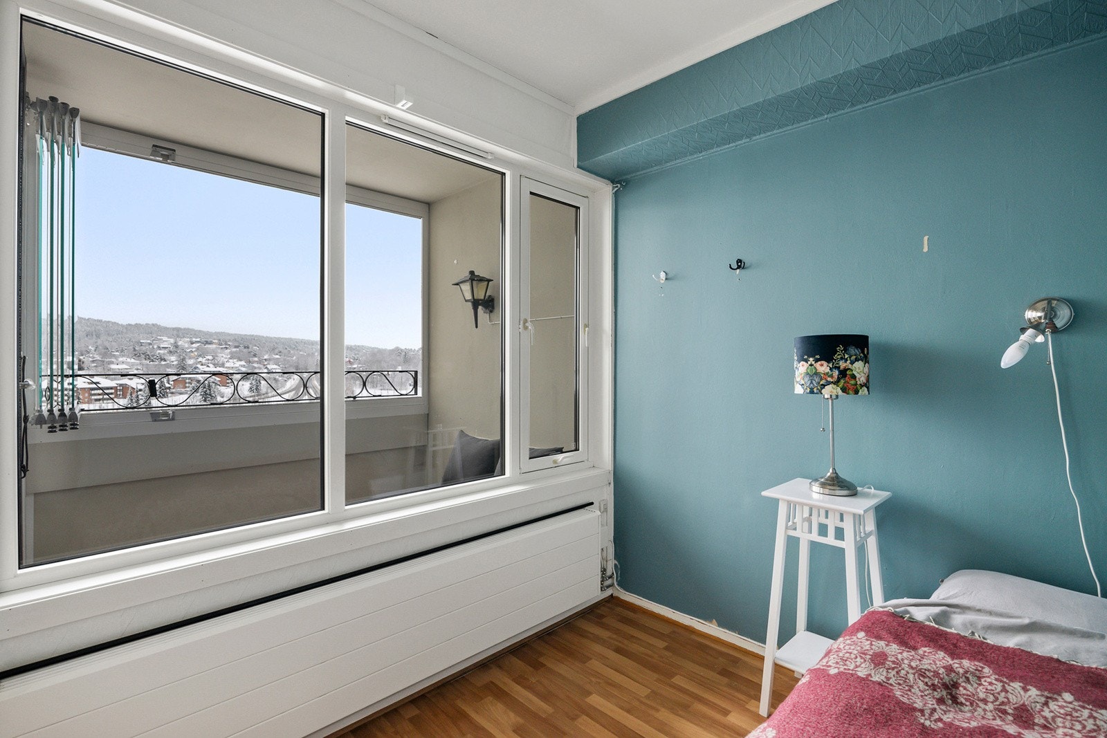 Soverommet har store vindusflater. Galleribilde