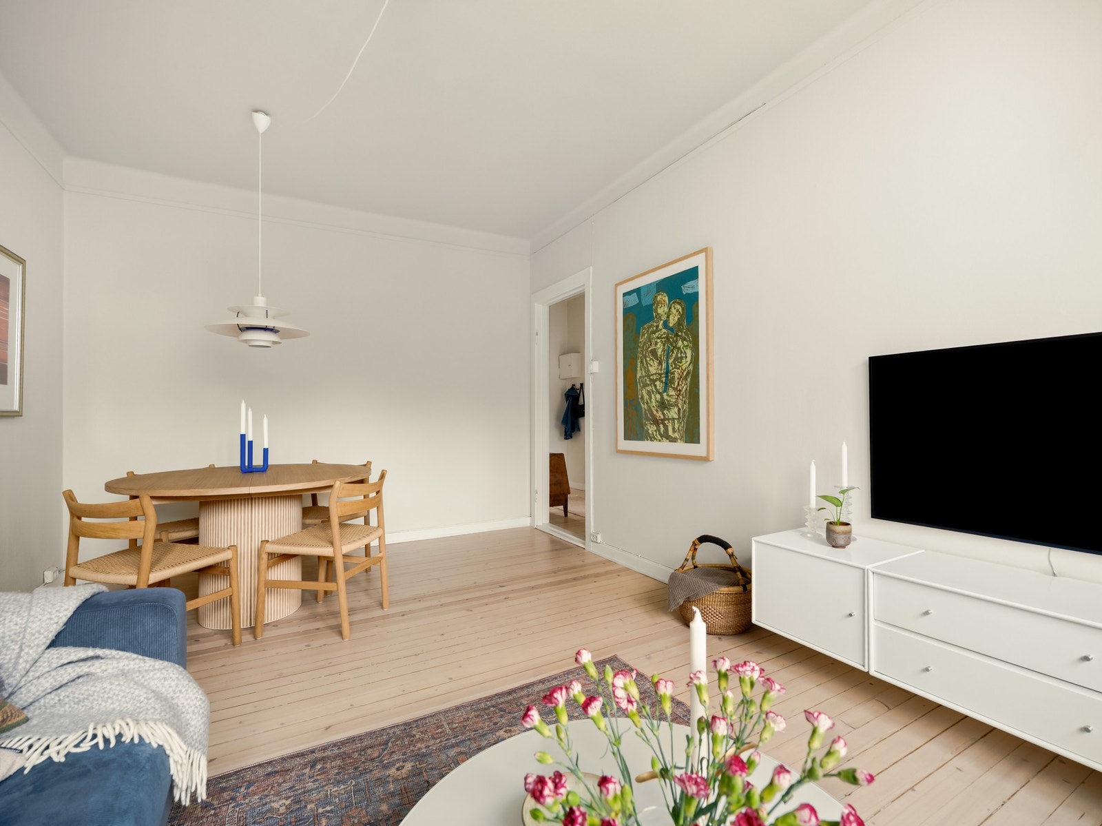 Stuen føles svært luftig, noe som er naturlig når takhøyden er på generøse 2,69 meter. Galleribilde