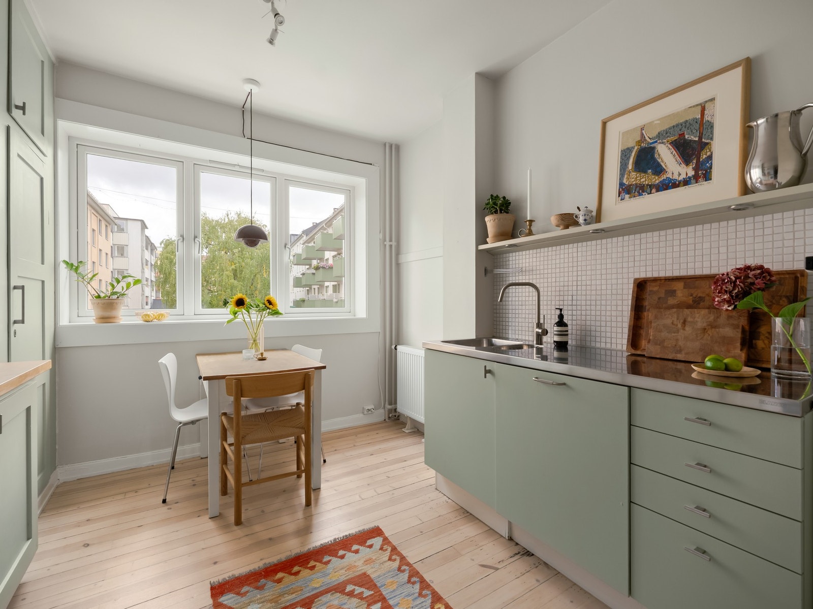 Ved vindusrekken er det også plass til frokostbordet. Galleribilde