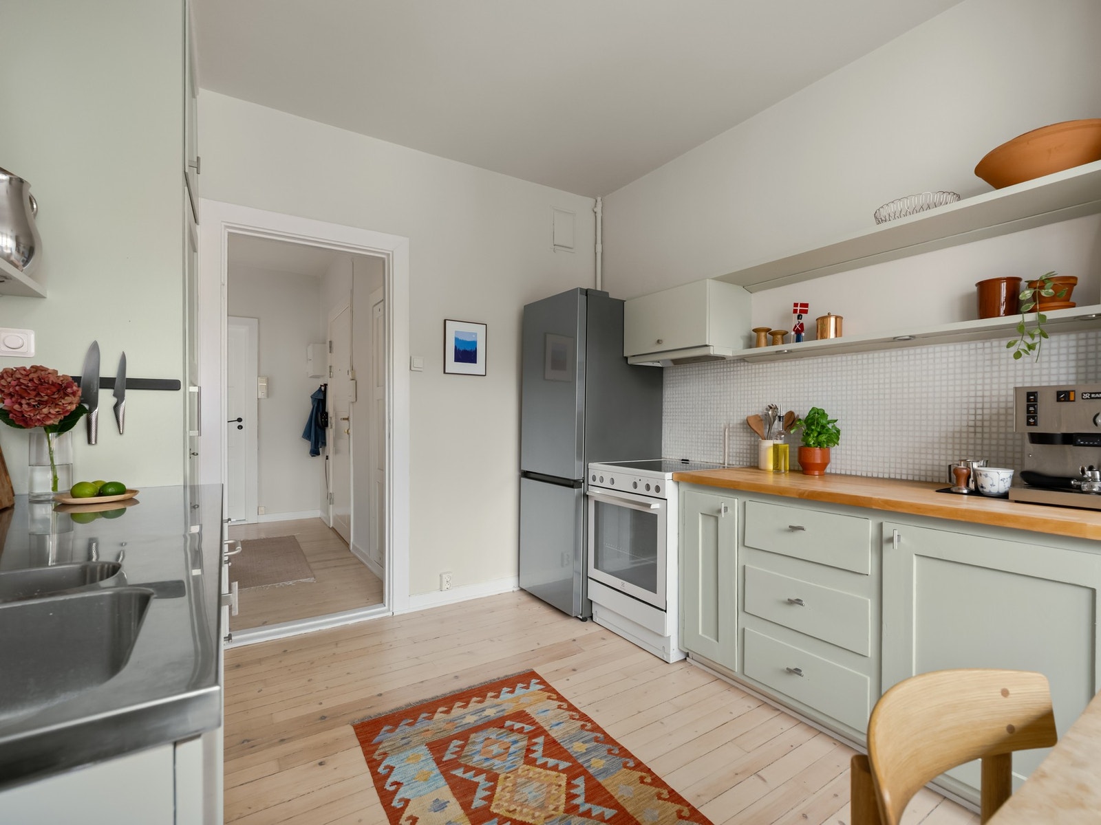 Kjøkkenet har også rikelig med skapplass for oppbevaring. Galleribilde