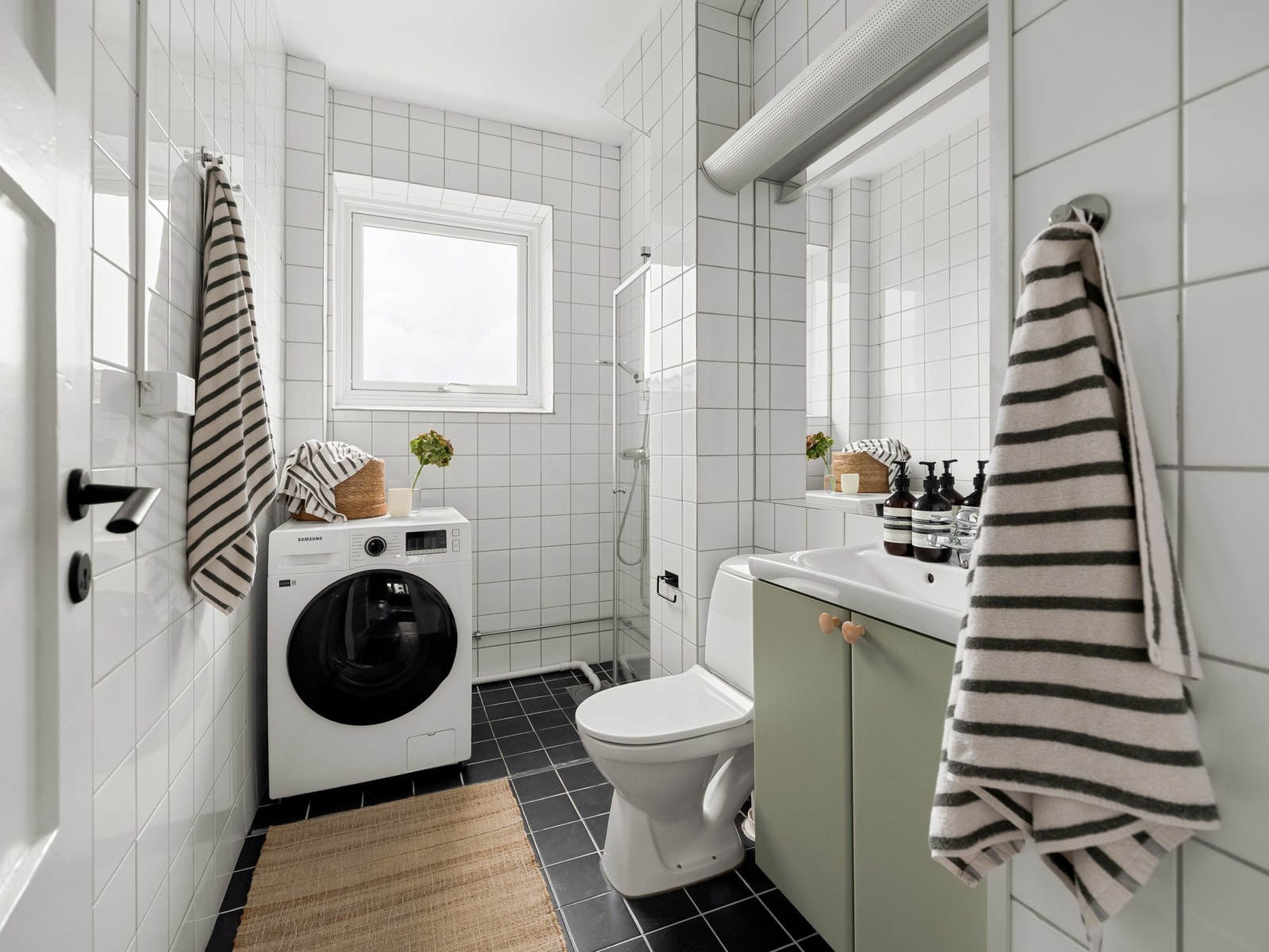 Det består av toalett, servantskap, dusjhjørne med innfellbare dusjdører og opplegg til vaskemaskin. Galleribilde