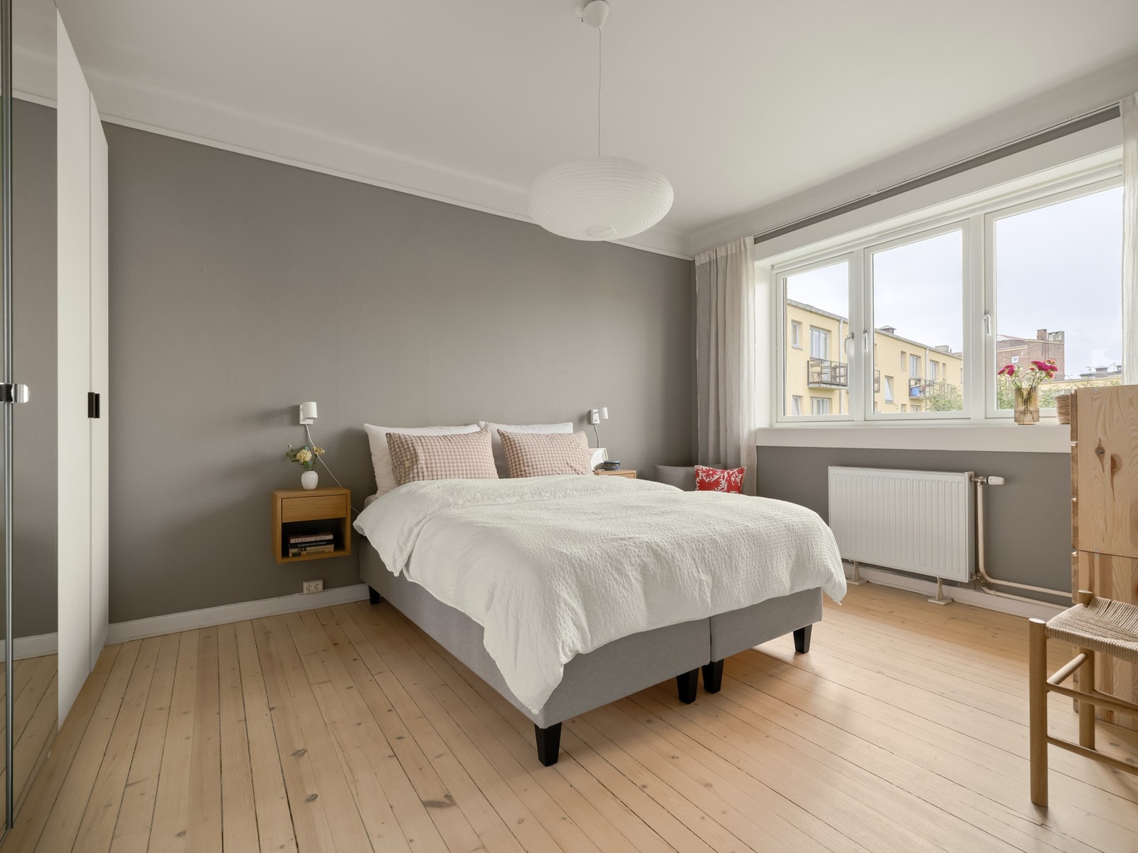 Det er målt til hele 15 kvm, så her er det rikelig med plass til både stor dobbeltseng, nattbord og garderobe. Galleribilde