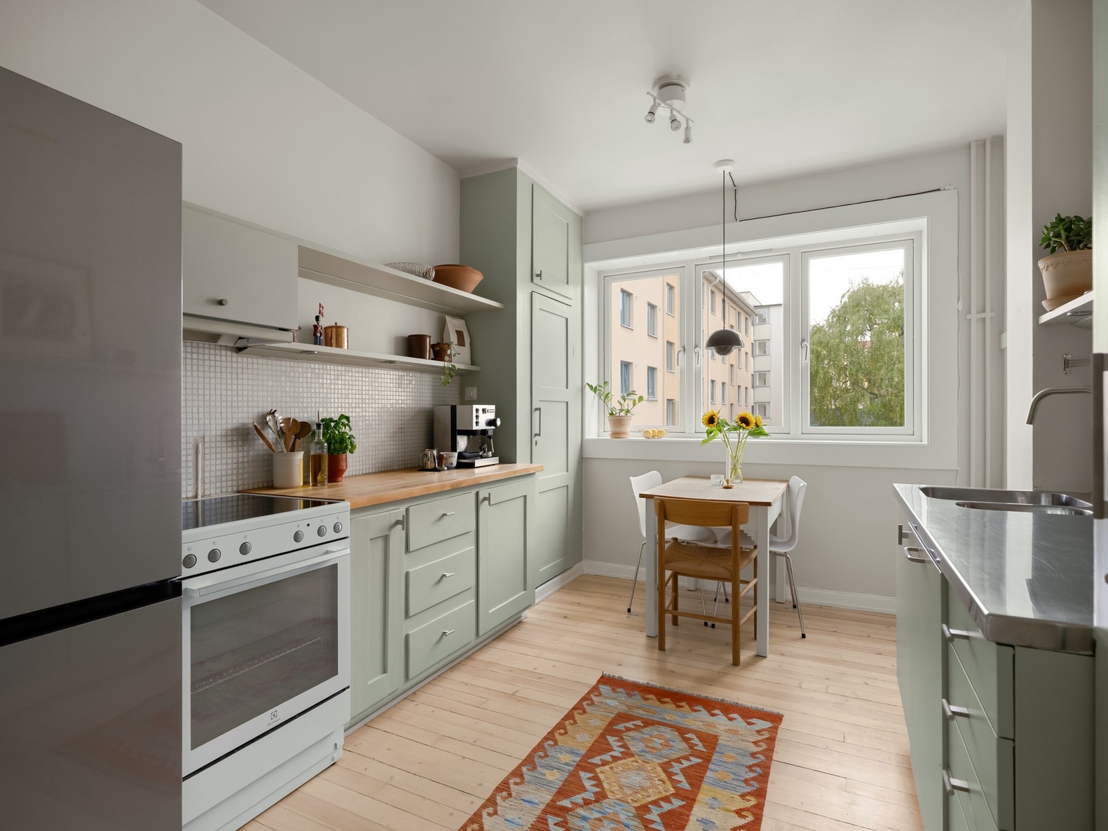 Vegg-i-vegg med stuen finner vi det store, separate kjøkkenet. Galleribilde