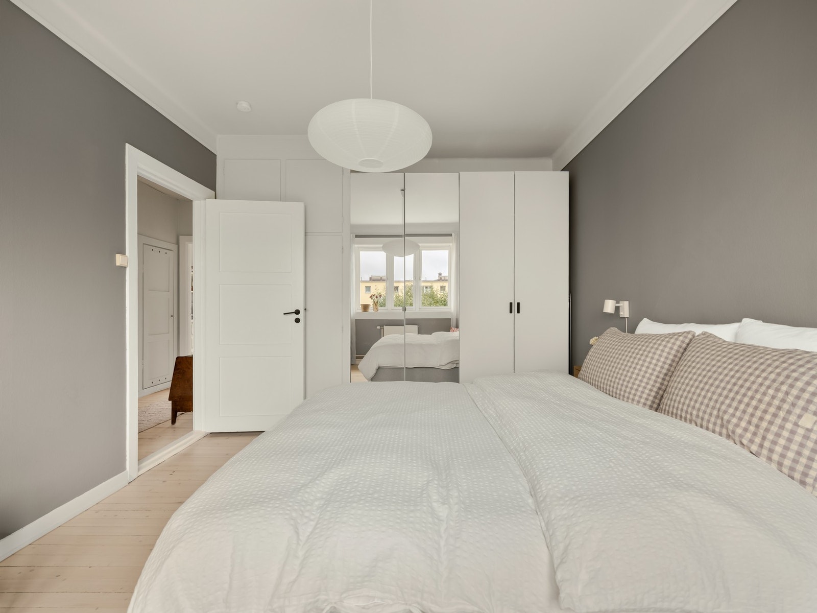 Det er bra med plass til klesoppbevaring i garderobeskapet. Dette følger også med i salget. Galleribilde