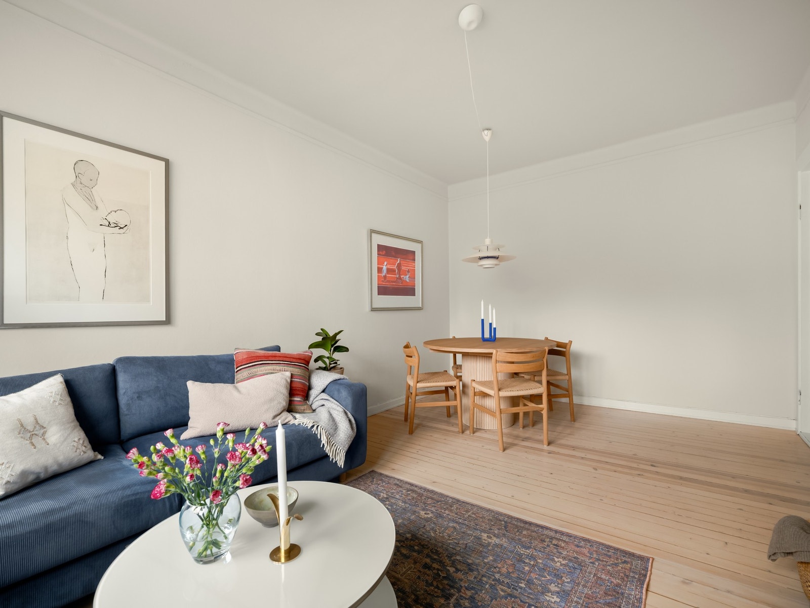 Stuen har bevart det klassiske originale tregulvet, som ble slipt og behandlet i 2024. Galleribilde