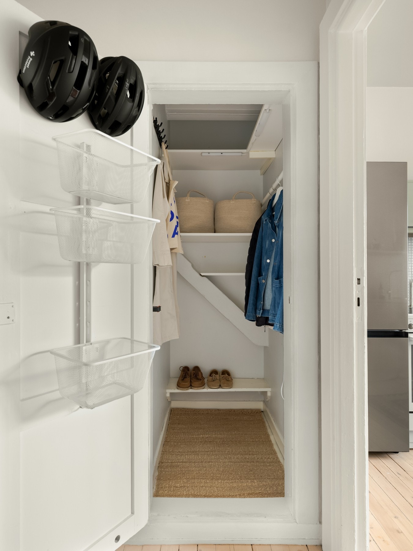 Rikelig med oppbevaringsplass i kottet i gangen. Boligen disponerer også en kjellerbod på 5 kvm. Galleribilde