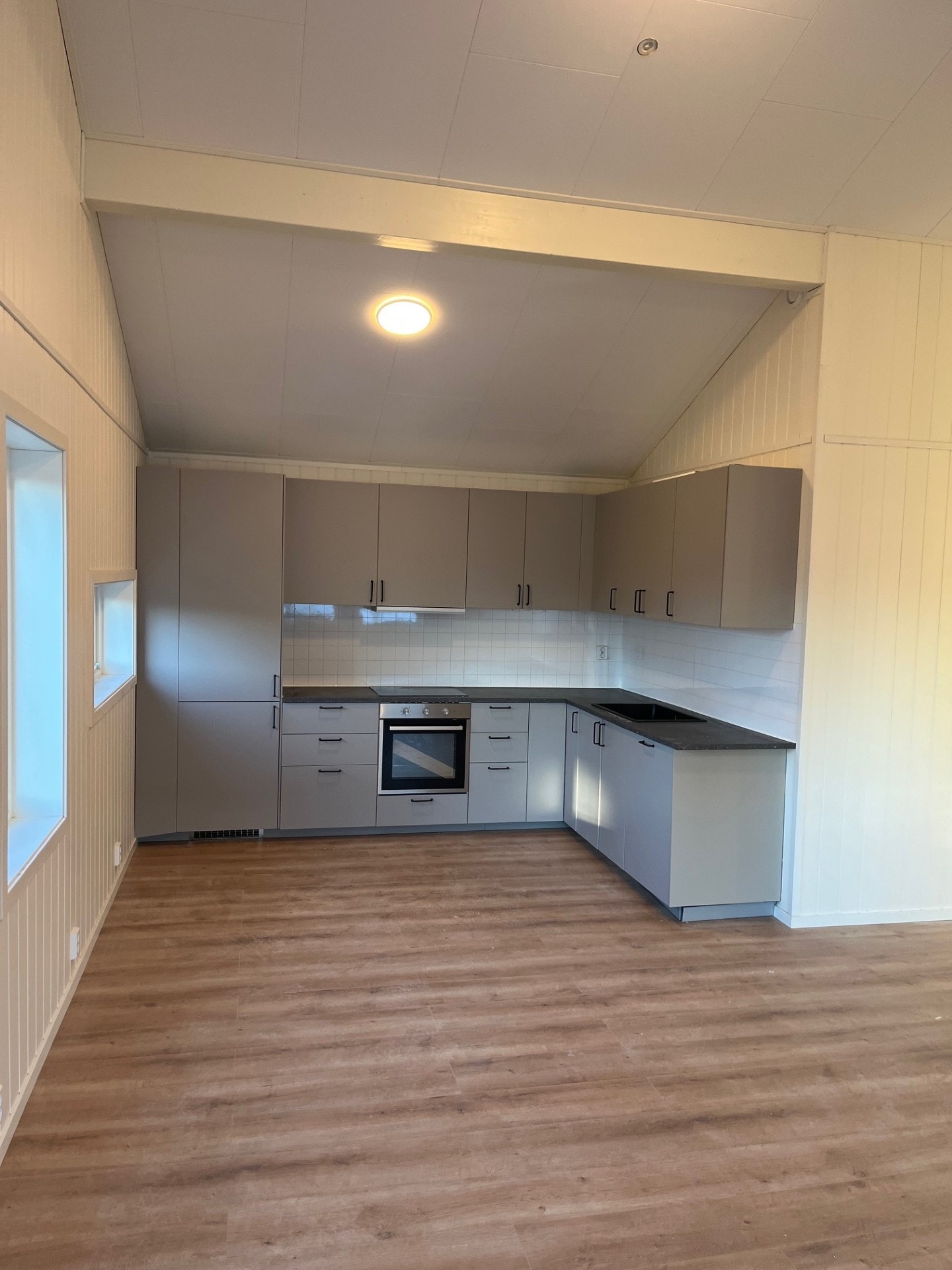 Kjøkken med integrerte hvitevarer Galleribilde