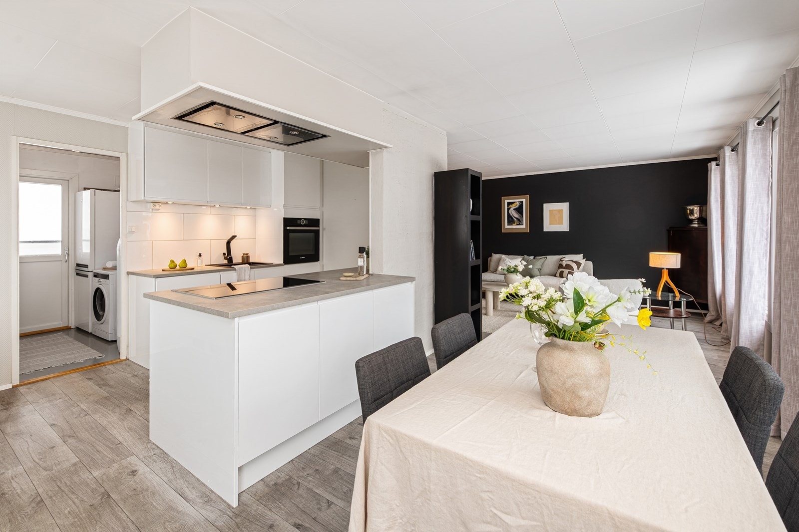 Boligen har en lys og åpen løsning mellom kjøkken og spisestue. Galleribilde