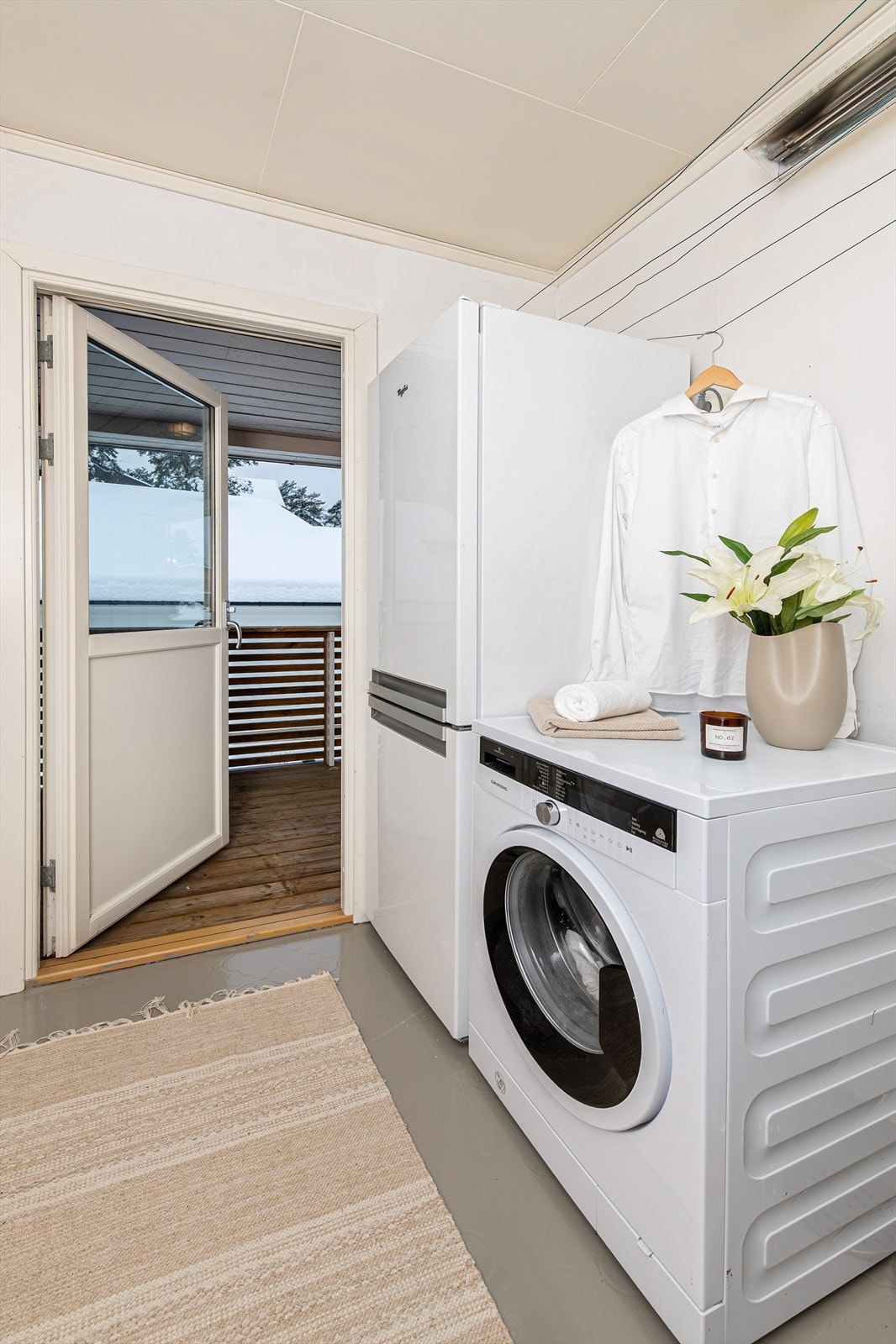 Fra kjøkkenet er det praktisk adkomst til et separat vaskerom med opplegg for vaskemaskin og en stråleovn. Galleribilde