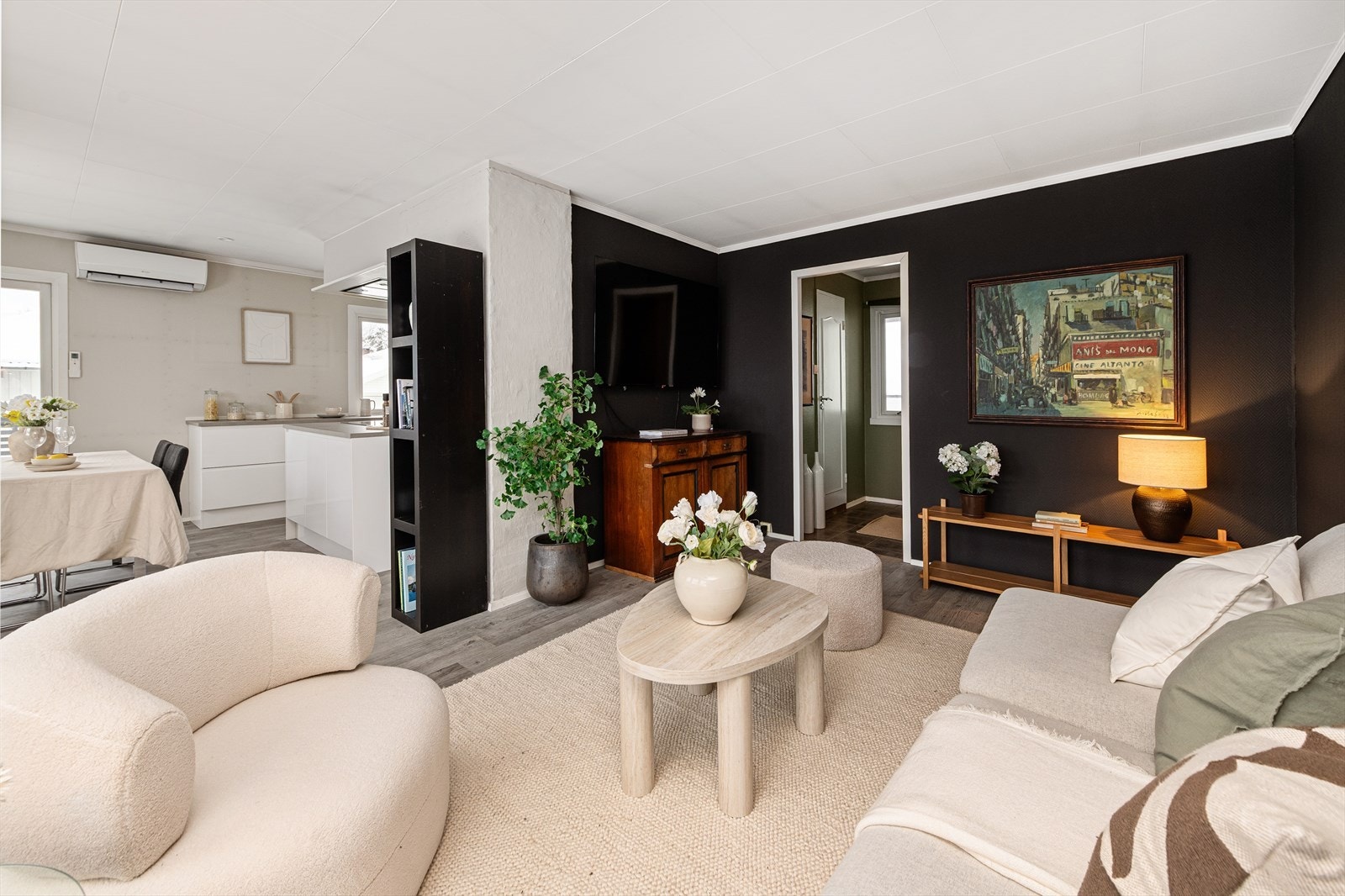 Fra stuen er det en naturlig overgang til kjøkkenavdelingen og spisestuen. Galleribilde