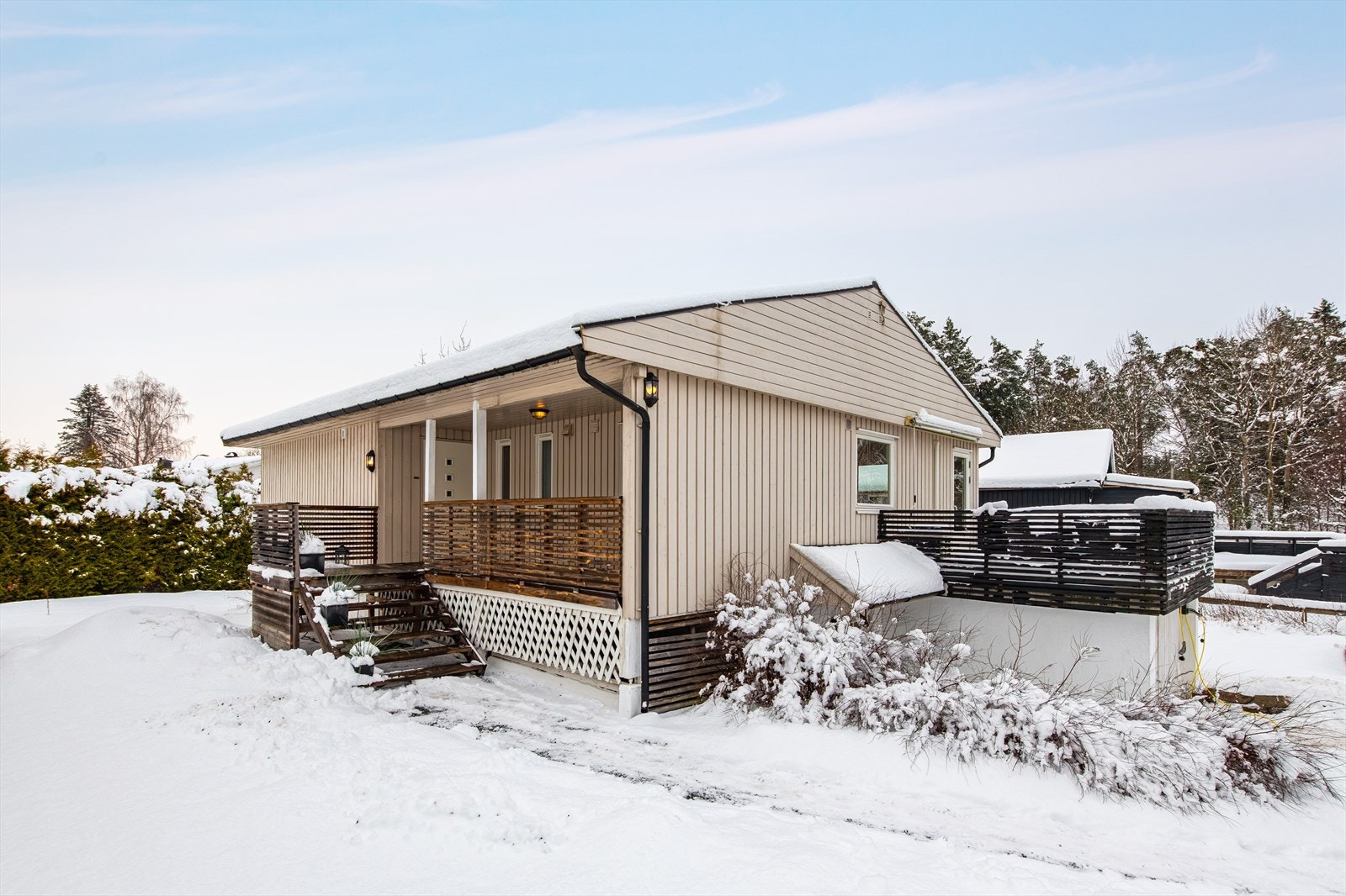 Tomten er opparbeidet med gressplen, diverse beplantning og gruset innkjøring. Galleribilde