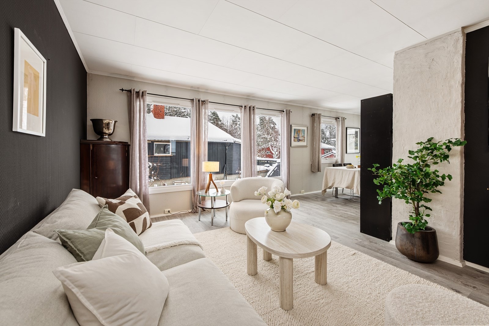 Stuen er et sosialt og sentralt rom med plass til flere sittegrupper. Galleribilde