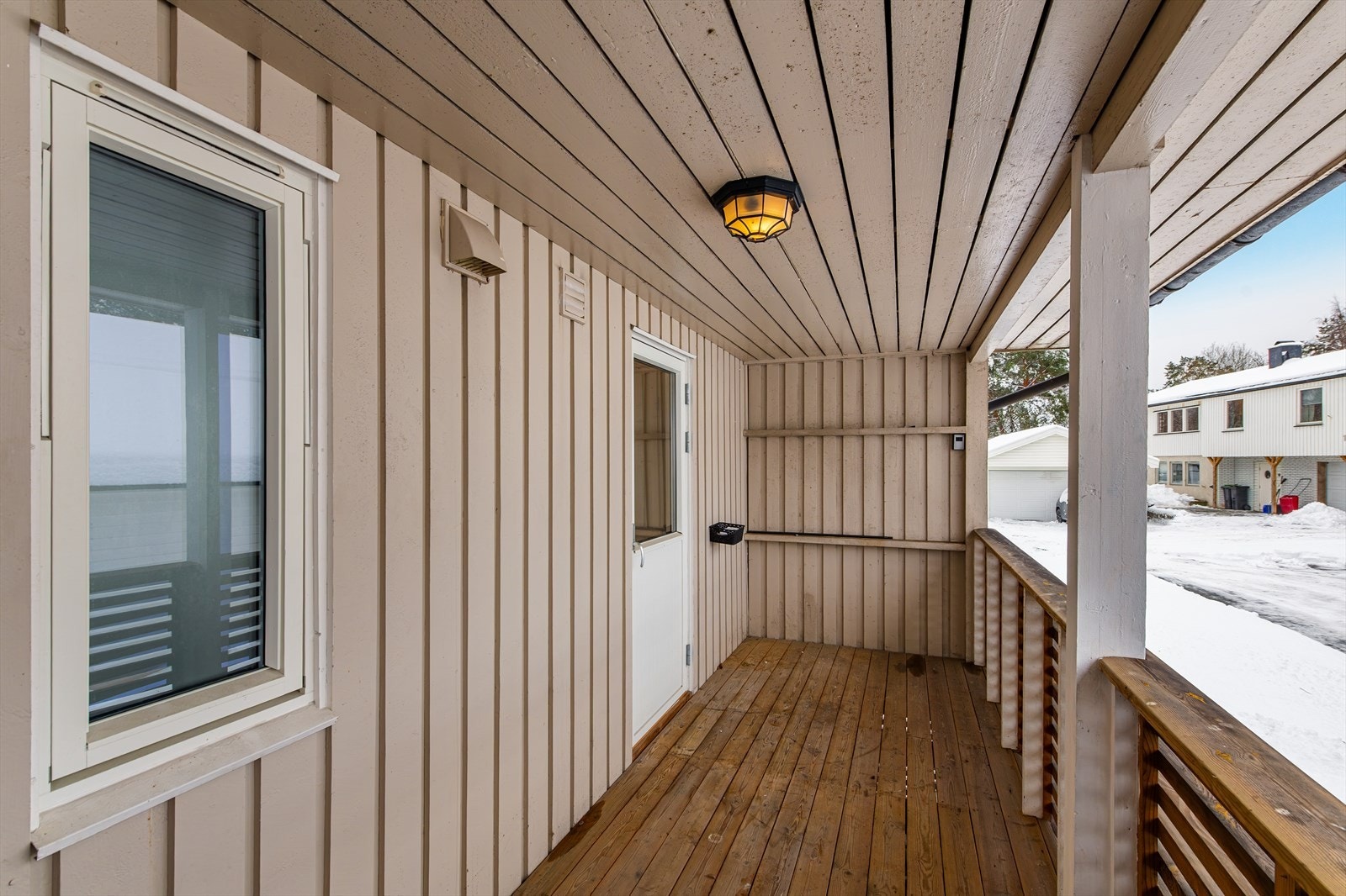 Vaskerommet har direkte utgang til inngangspartiet, noe som gir praktisk adkomst med matvarer inn til kjøkkenet. Galleribilde