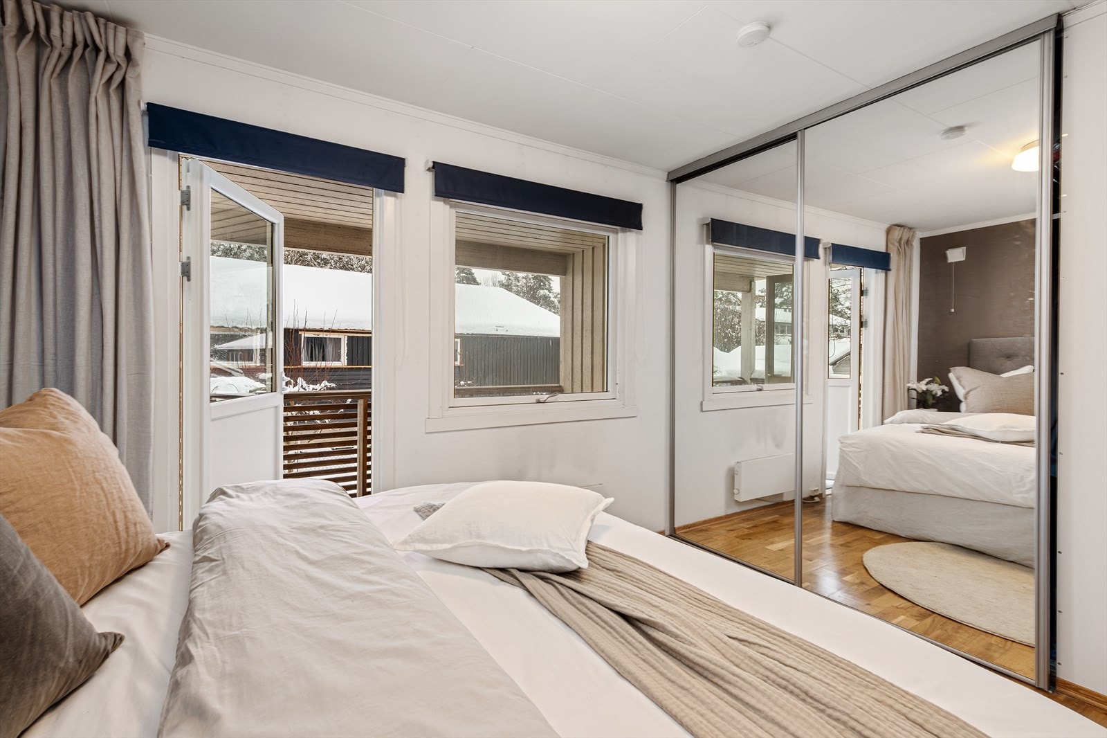 Praktisk skyvedørsgarderobe gir rikelig med oppbevaringsplass. Galleribilde