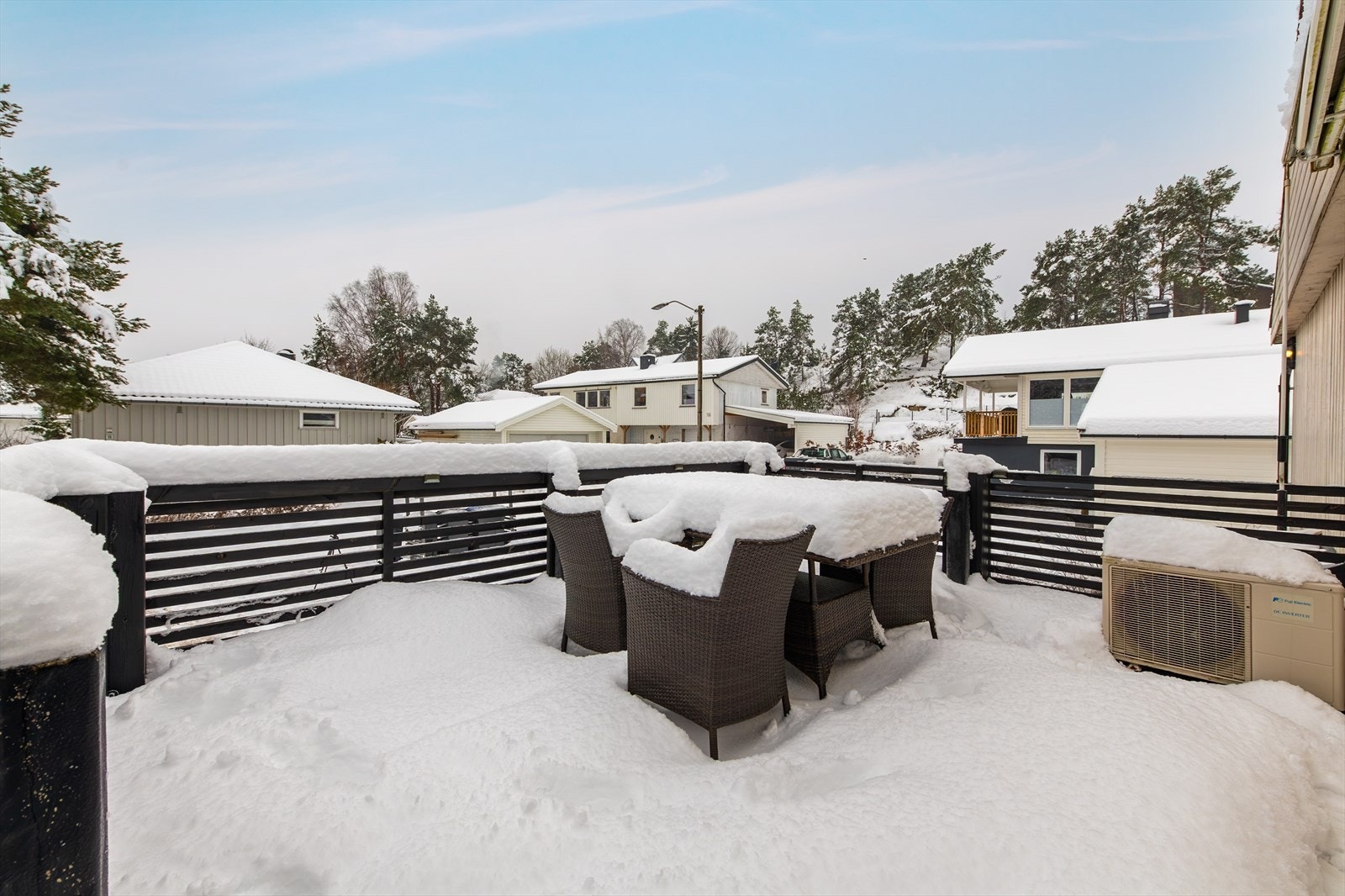 Altanen har god plass til utemøbler og gir en fin uteplass. Galleribilde