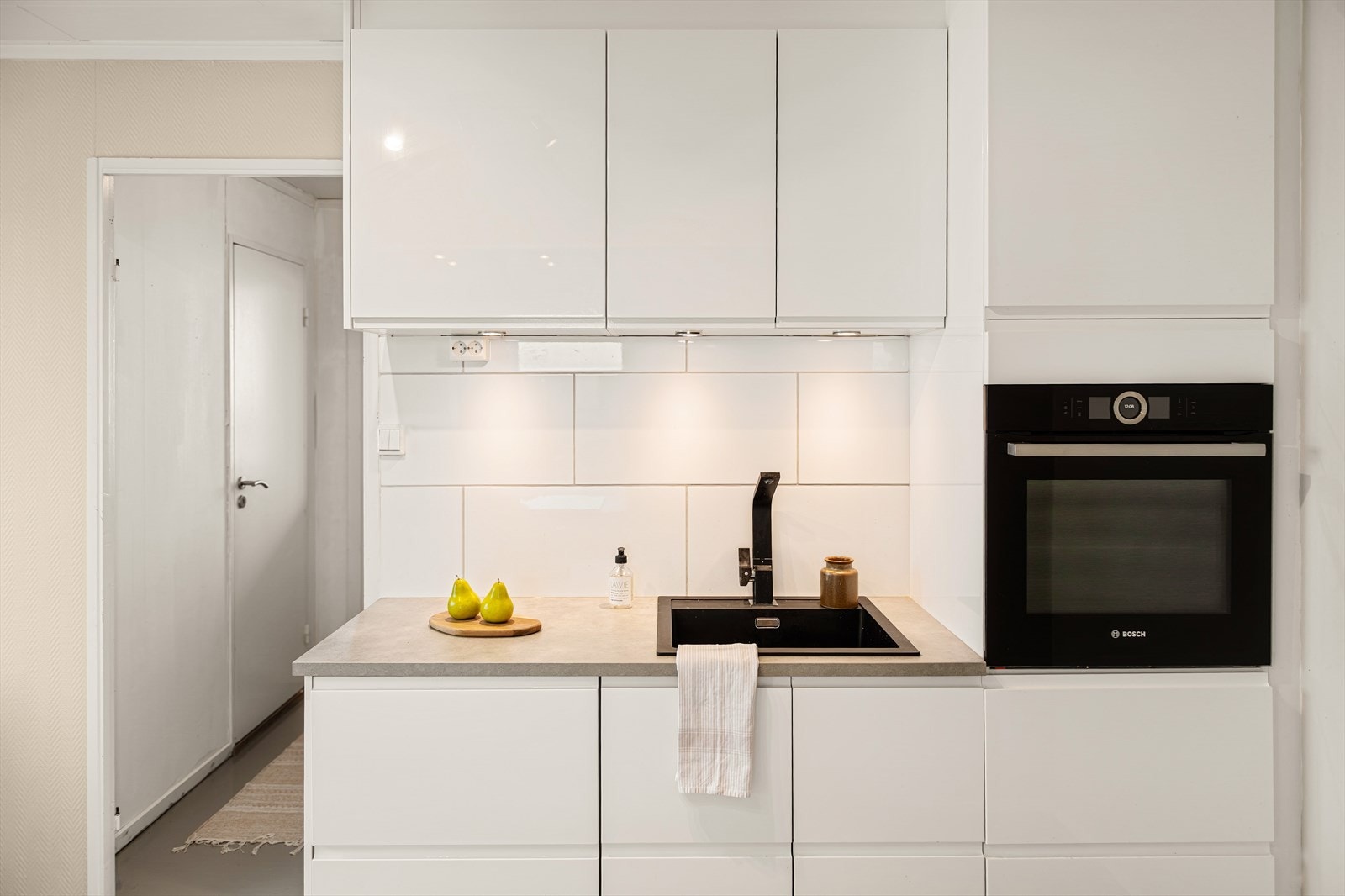 Kjøkkenet er praktisk med godt med skap- og benkeplass. Galleribilde