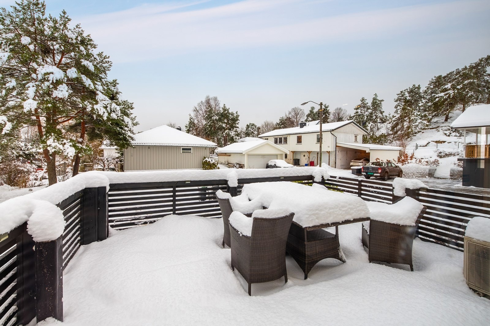 Fra stue/kjøkken er det utgang til en romslig altan på 15 m². Galleribilde