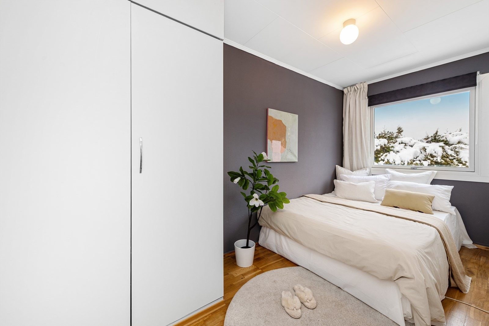 Boligens andre soverom har god størrelse og plass til garderobe. Galleribilde