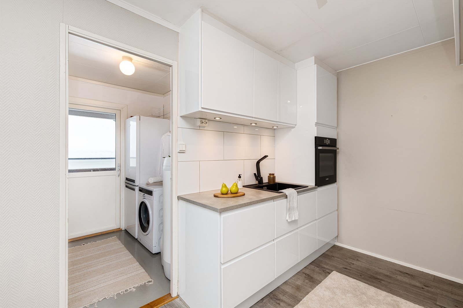 Kjøkkenet er utstyrt med integrert komfyr, platetopp, oppvaskmaskin og kjøleskuffer. Galleribilde