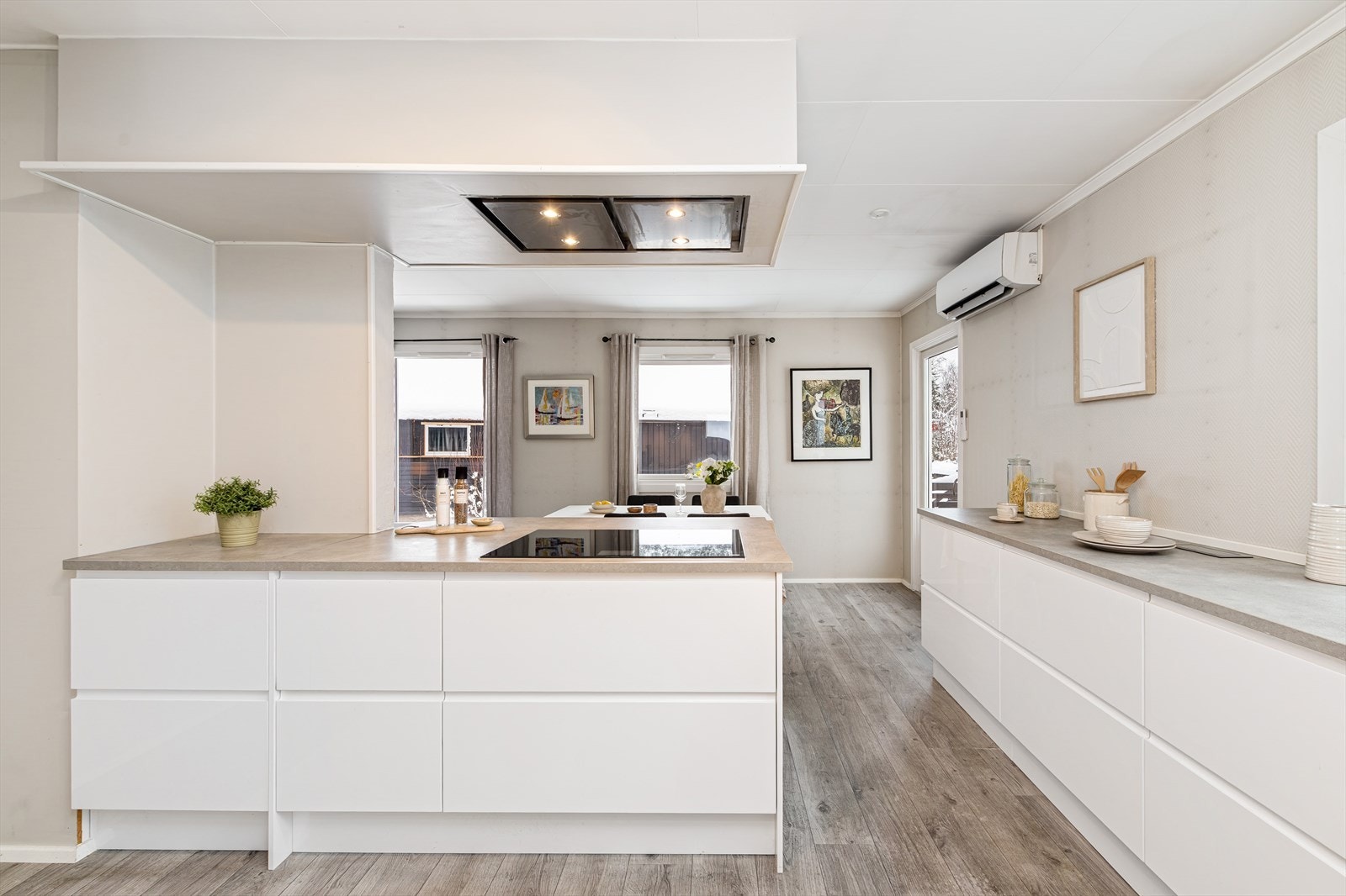 Kjøkkenventilator med avtrekk ut sikrer godt inneklima, samtidig som kjøkkenøya gir rikelig med arbeidsplass. Galleribilde