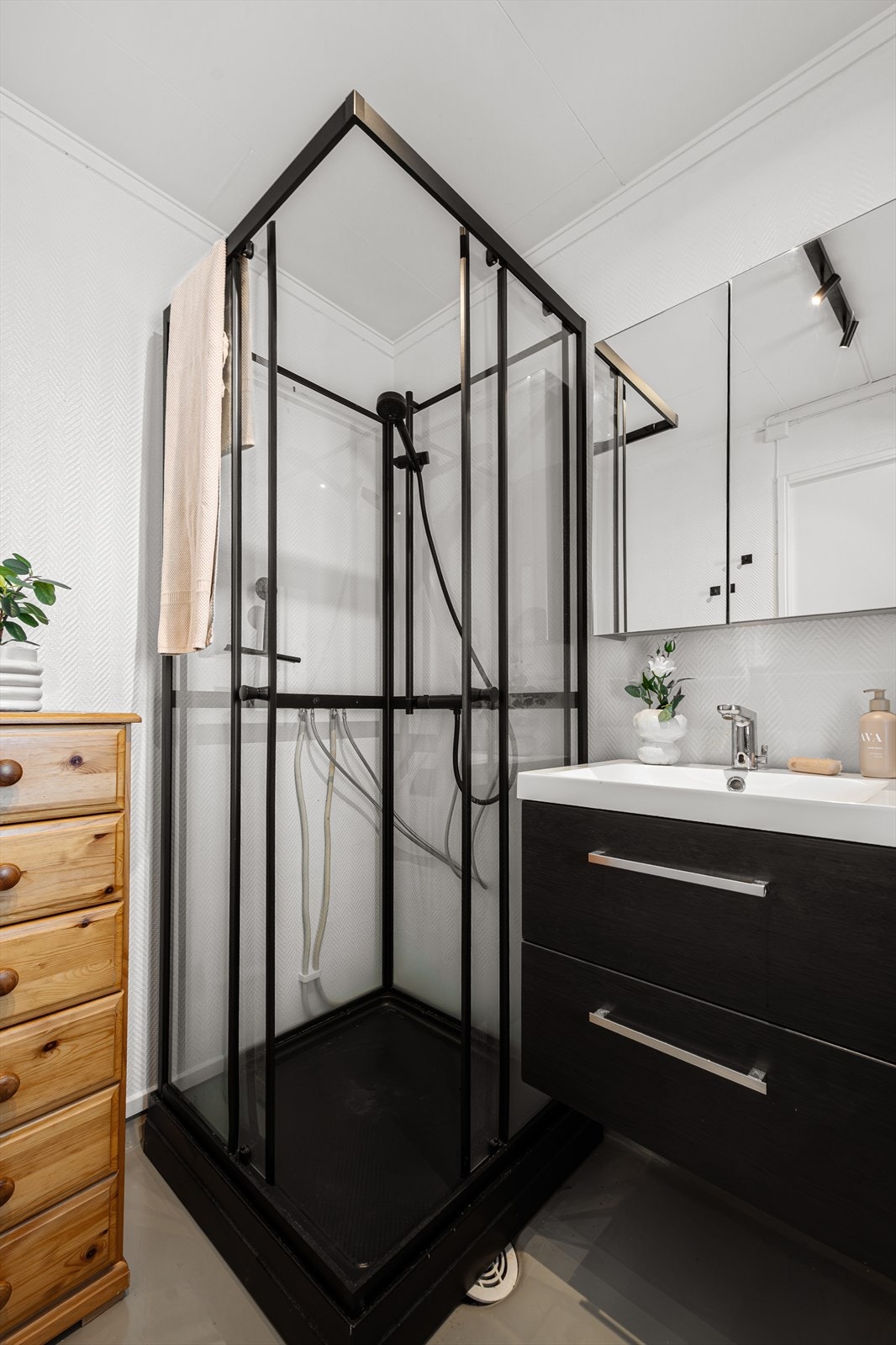 Badet i hovedetasjen er utstyrt med dusjkabinett, toalett og servantinnredning. Galleribilde